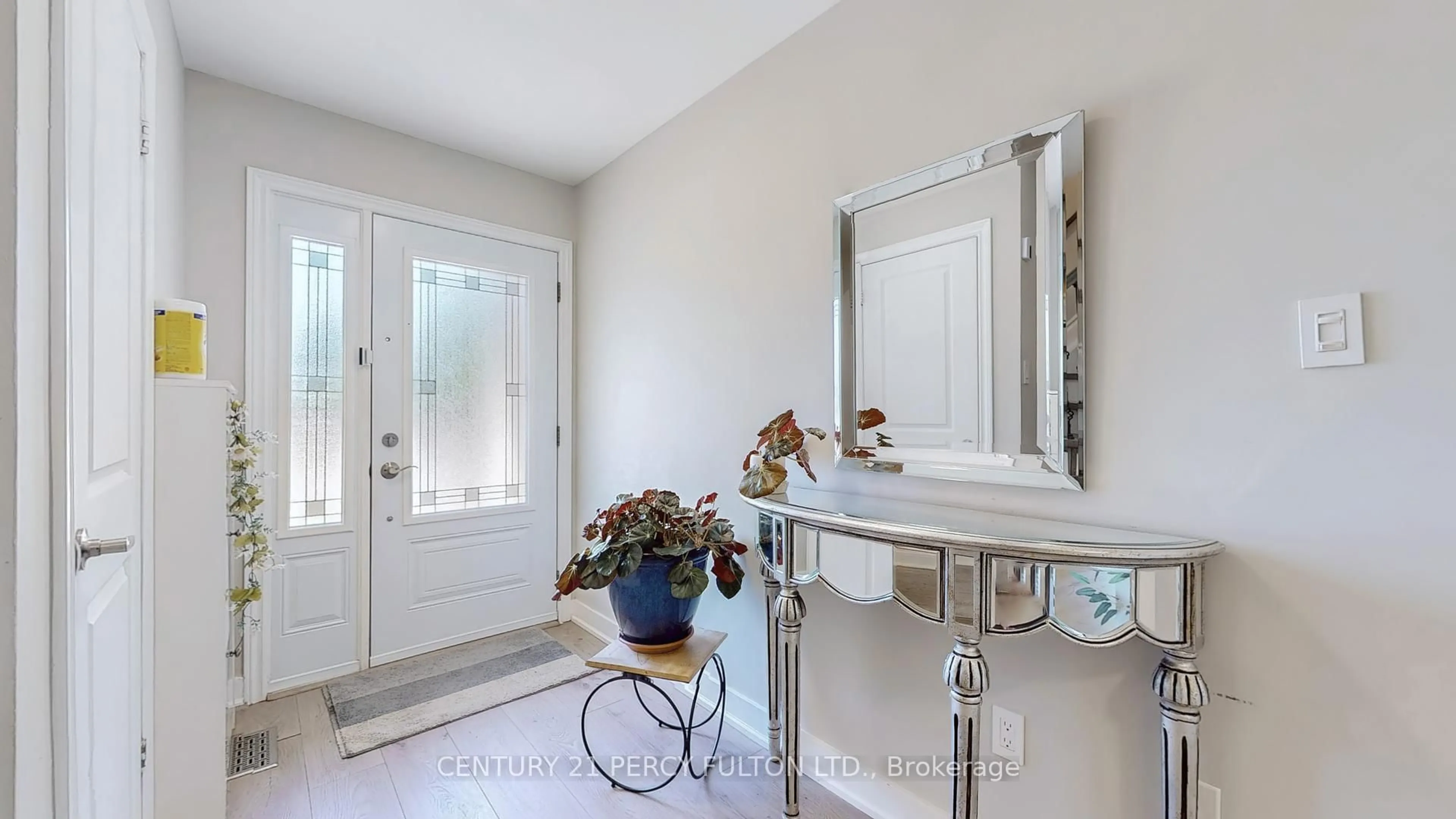Indoor entryway for 158 Holm Cres, Markham Ontario L3T 5J3