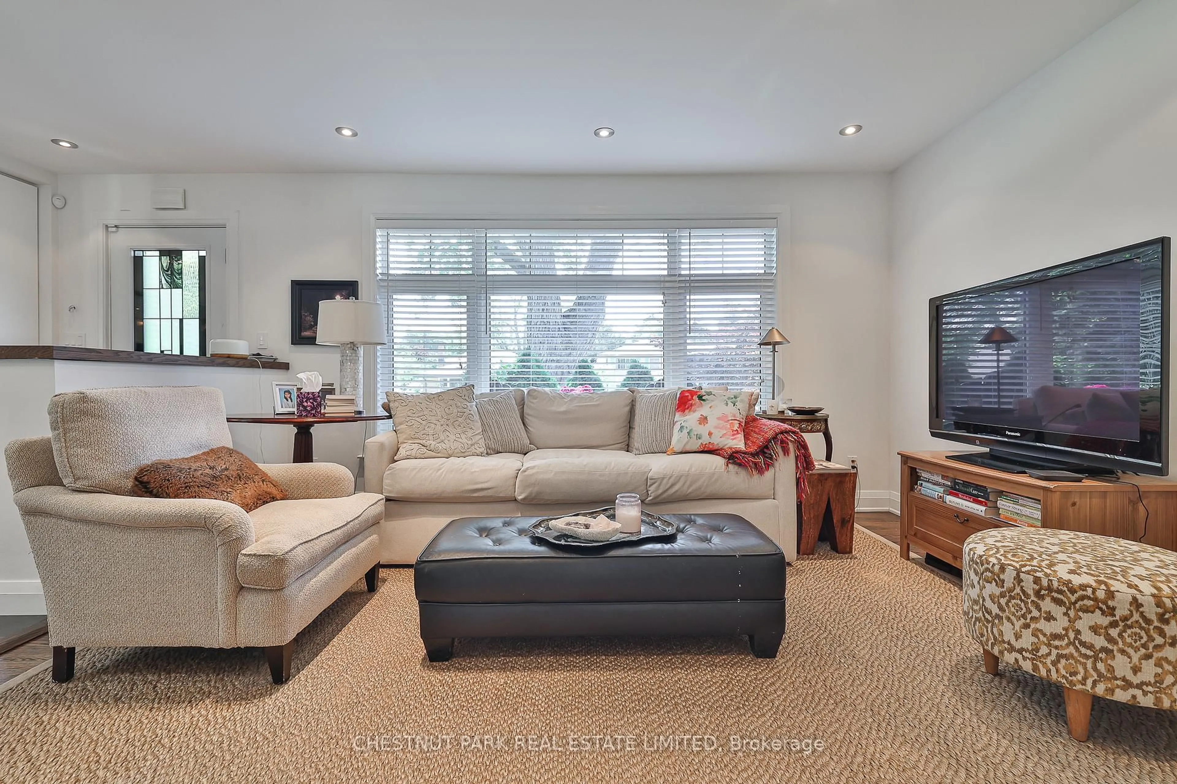 Living room with furniture, unknown for 17 Arrowflight Dr, Markham Ontario L3P 1R9