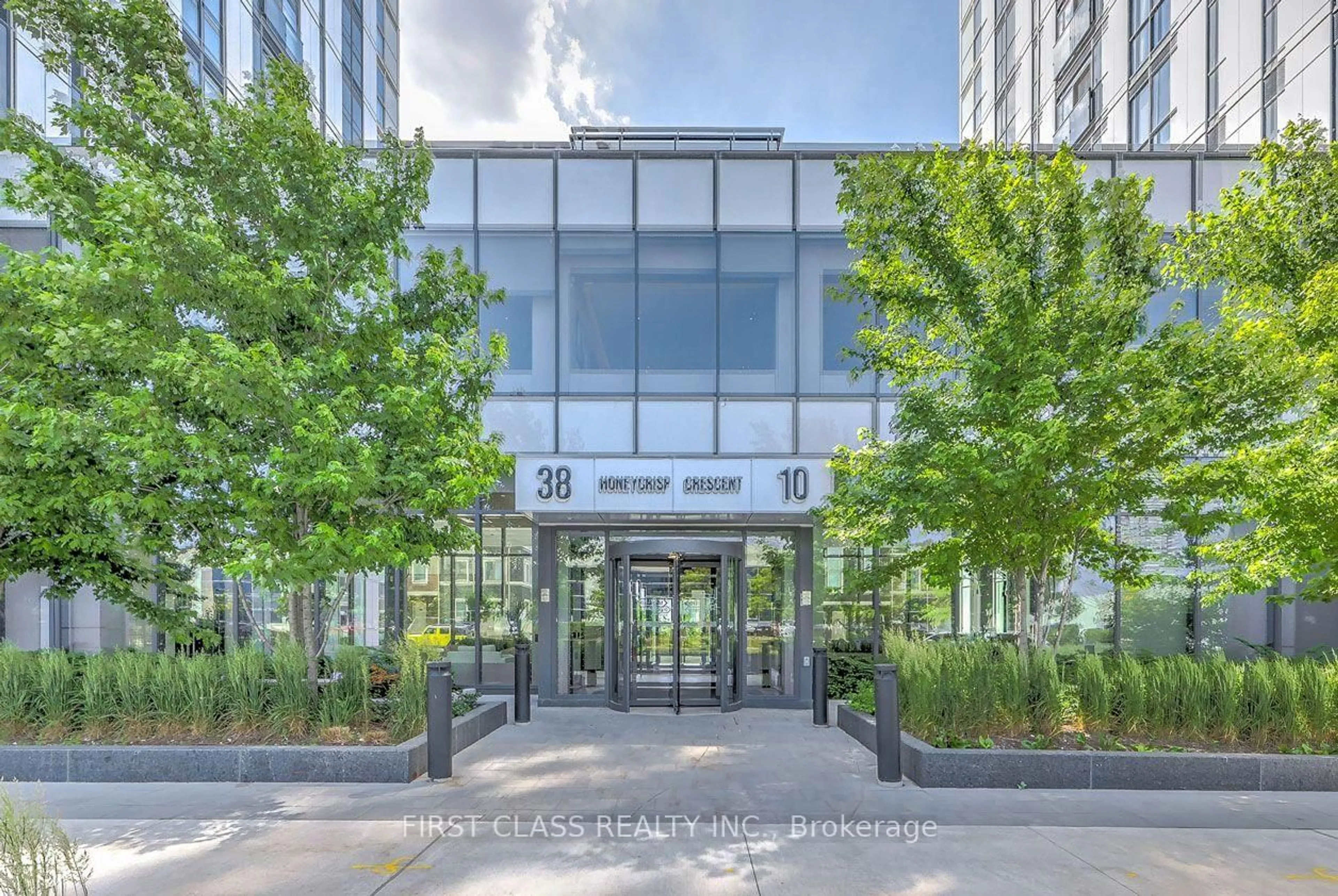Indoor foyer for 10 Honeycrisp Cres #506, Vaughan Ontario L4K 0M7