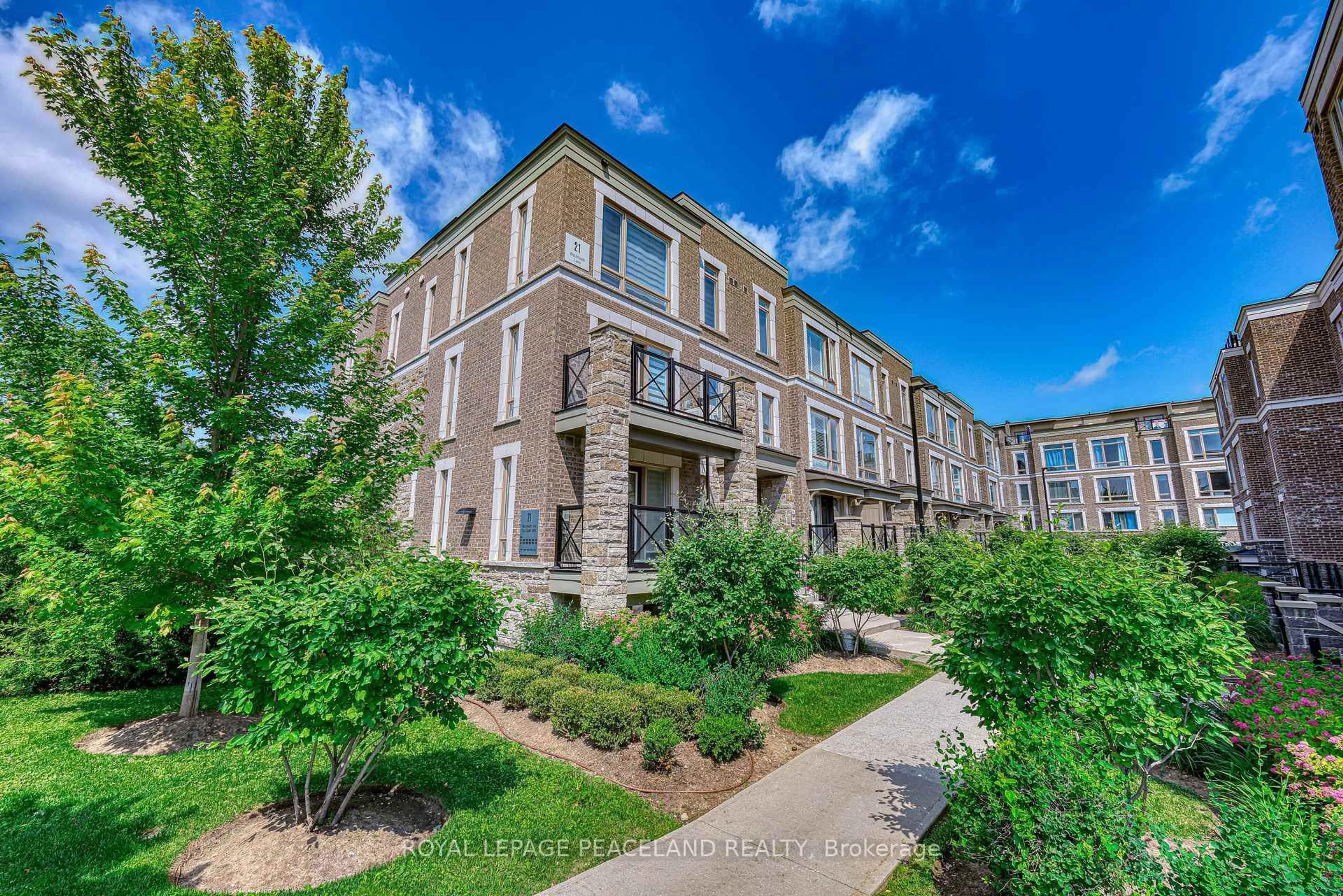 A pic from outside/outdoor area/front of a property/back of a property/a pic from drone, street for 21 Westmeath Lane #2813, Markham Ontario L6B 1N5