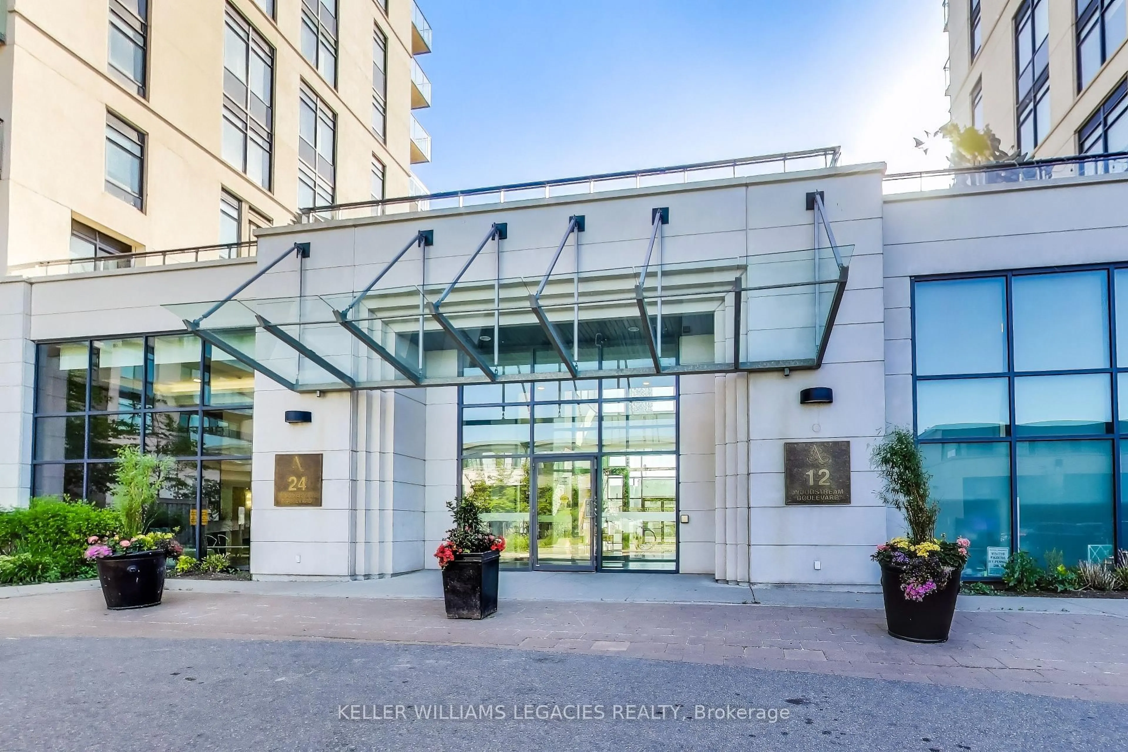 Indoor foyer for 12 Woodstream Blvd #704, Vaughan Ontario L4L 8C4