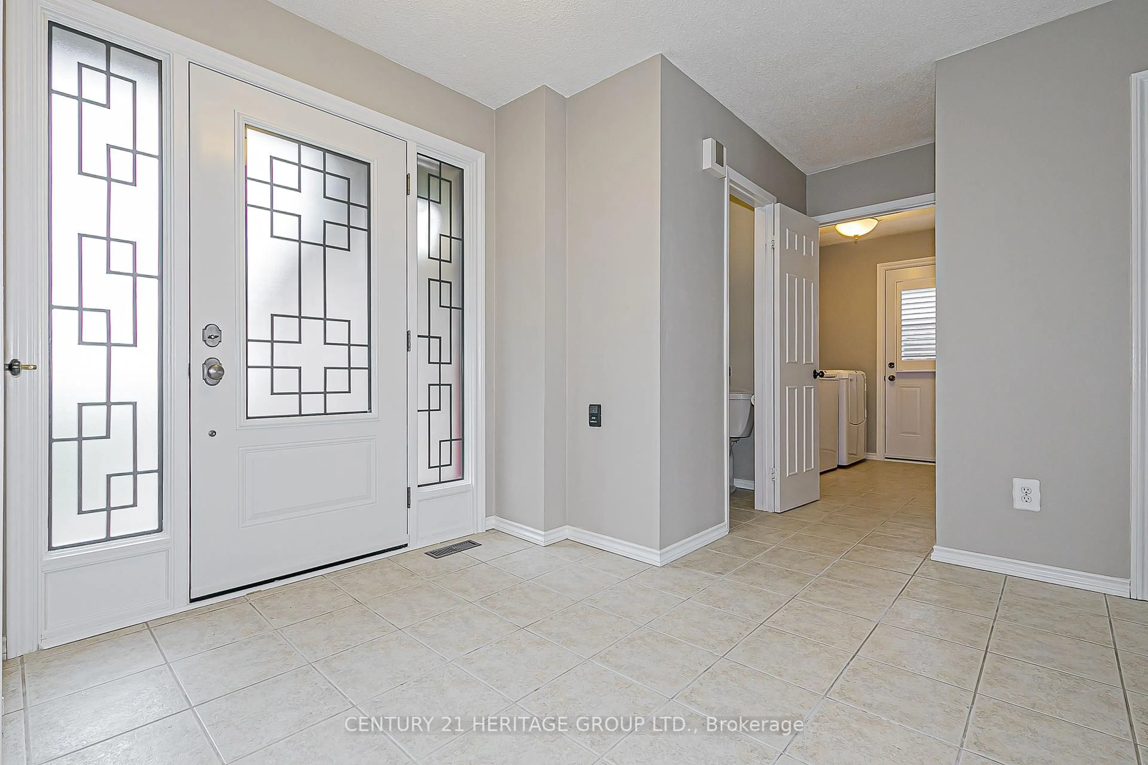 Indoor entryway for 458 Bristol Rd, Newmarket Ontario L3Y 6T3