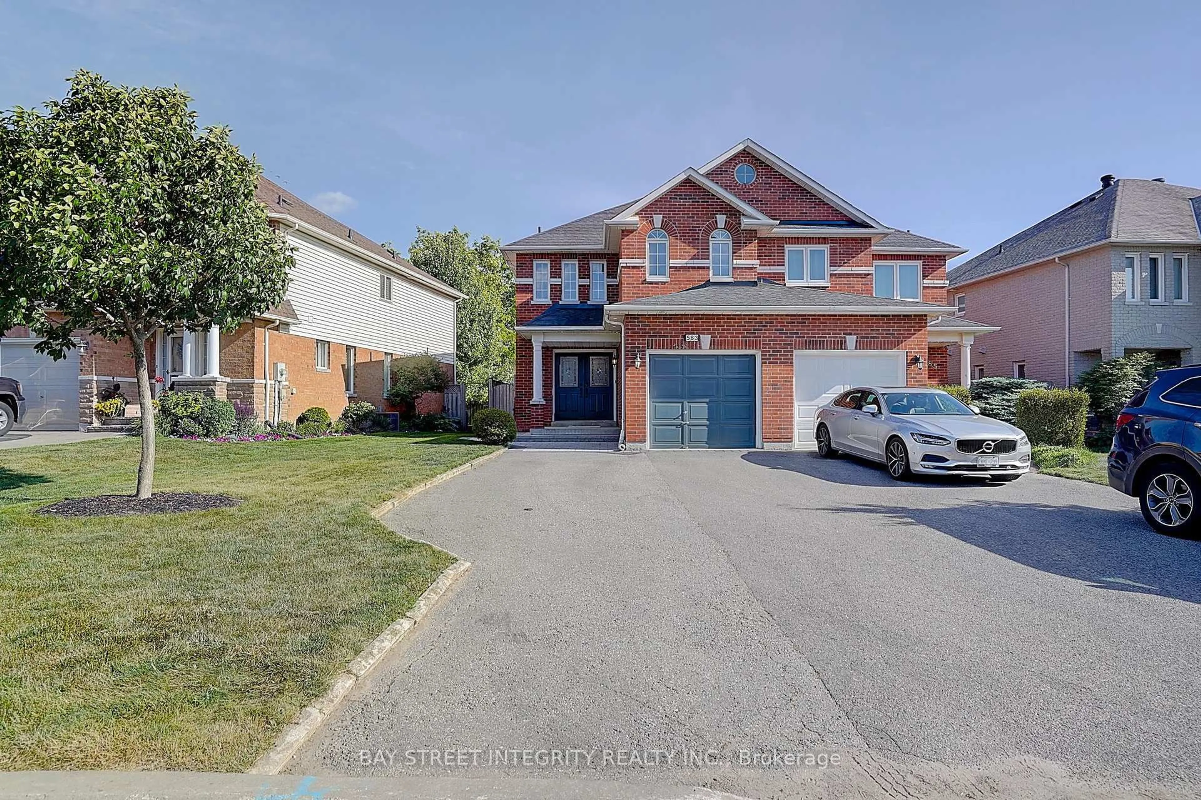 A pic from outside/outdoor area/front of a property/back of a property/a pic from drone, street for 583 Heddle Cres, Newmarket Ontario L3X 2K7