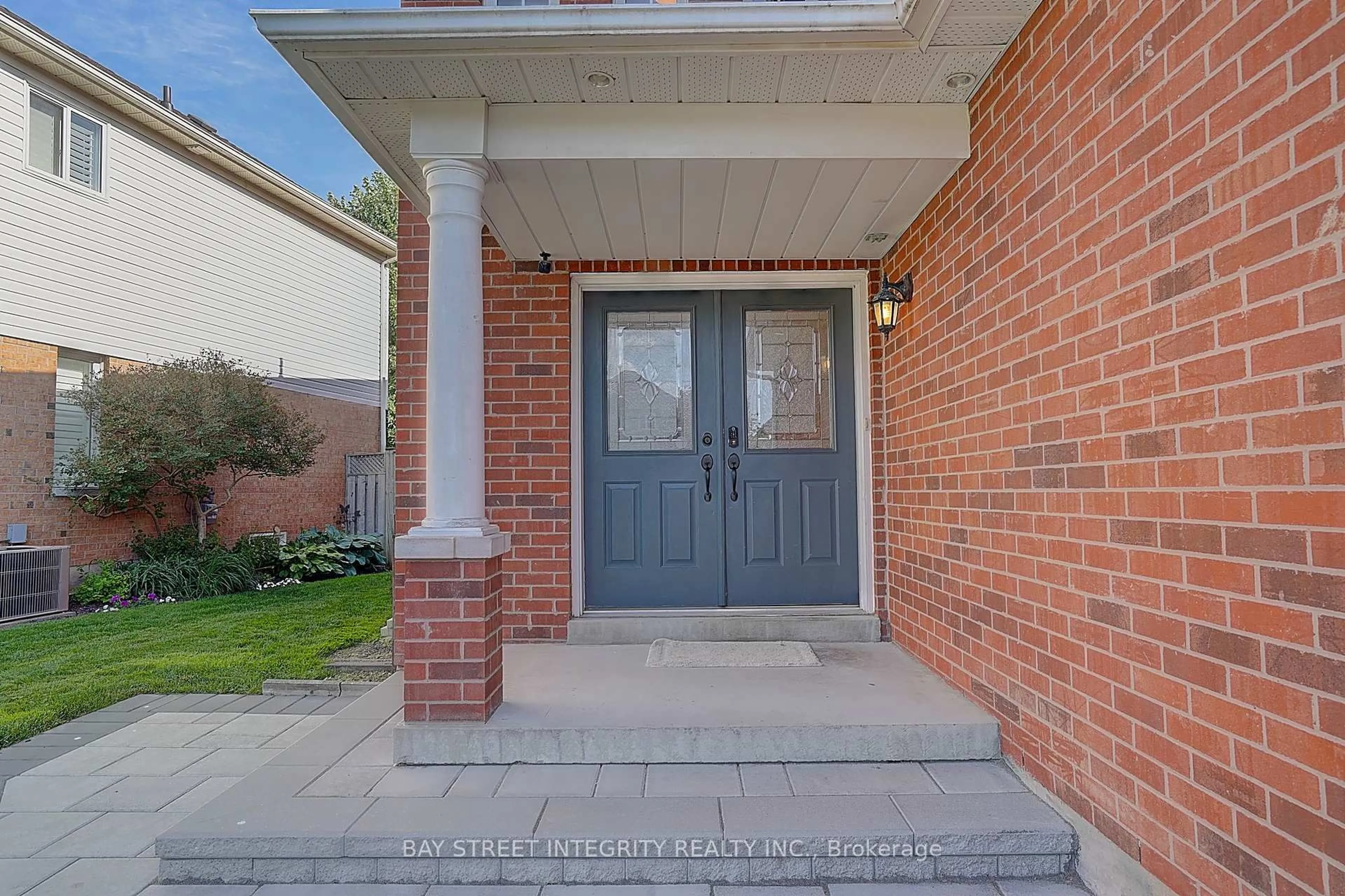 Indoor entryway for 583 Heddle Cres, Newmarket Ontario L3X 2K7