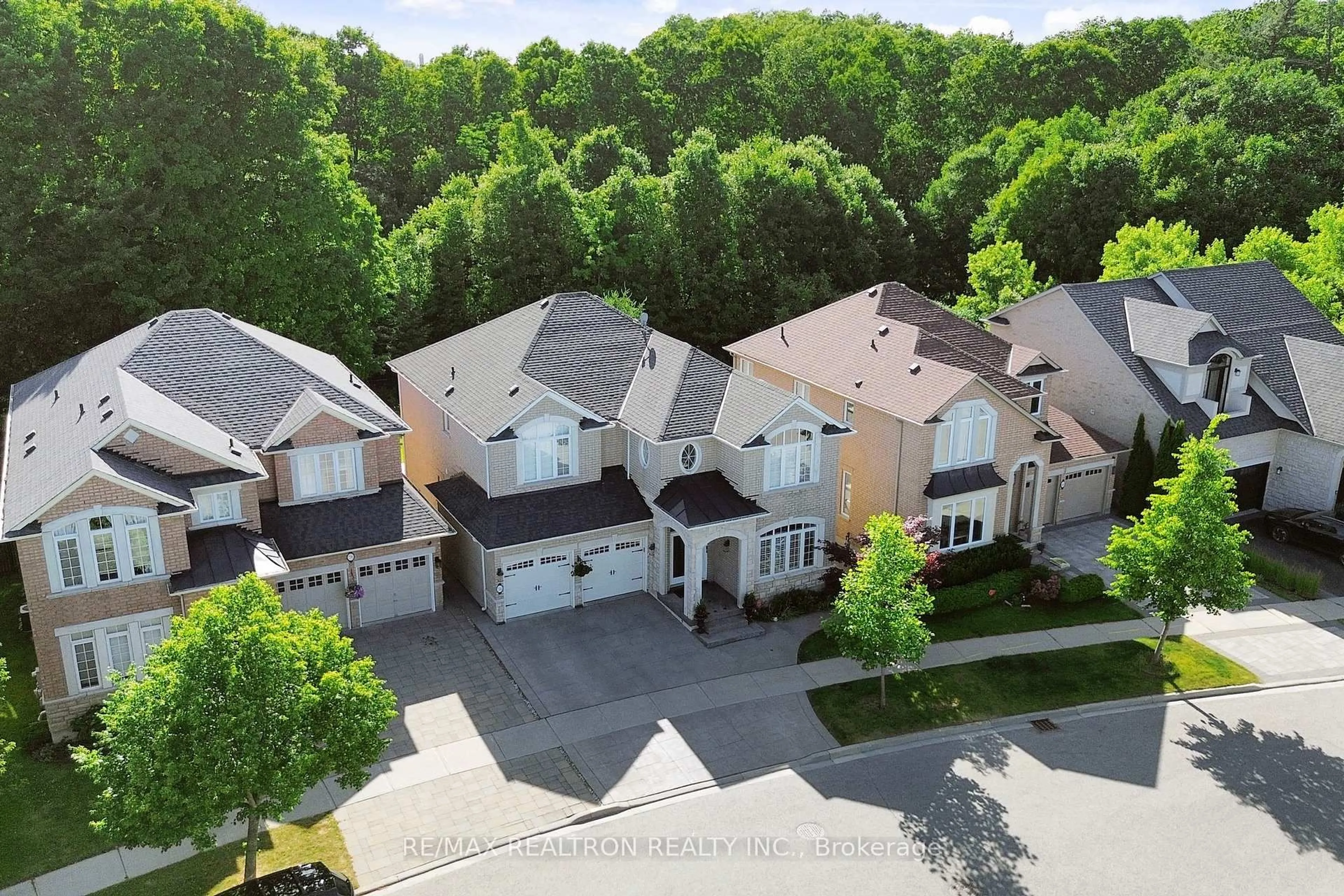 A pic from outside/outdoor area/front of a property/back of a property/a pic from drone, street for 78 Wicker Dr, Richmond Hill Ontario L4E 4T4