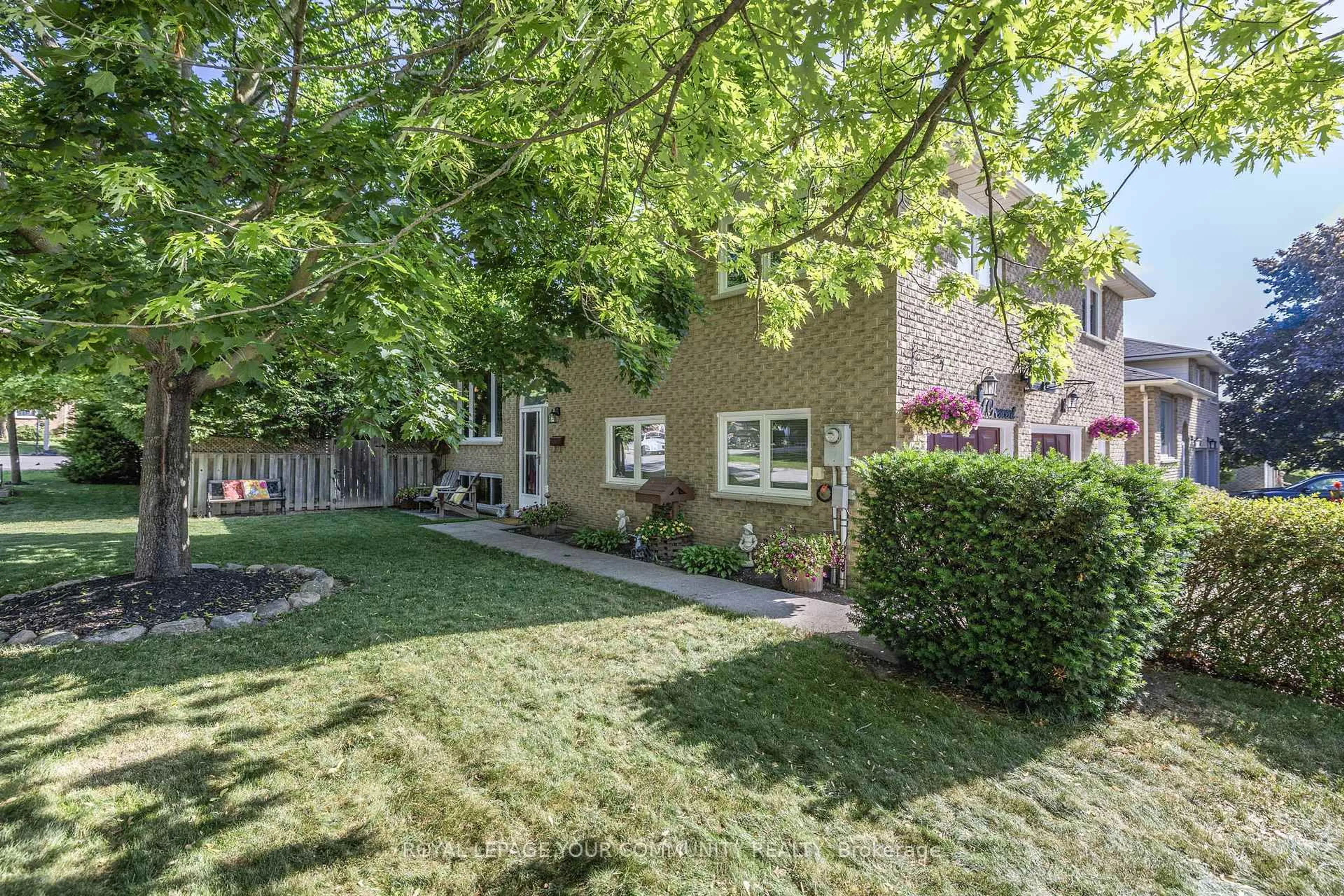 Patio, street for 69 Wood Cres, Bradford West Gwillimbury Ontario L3Z 2G3