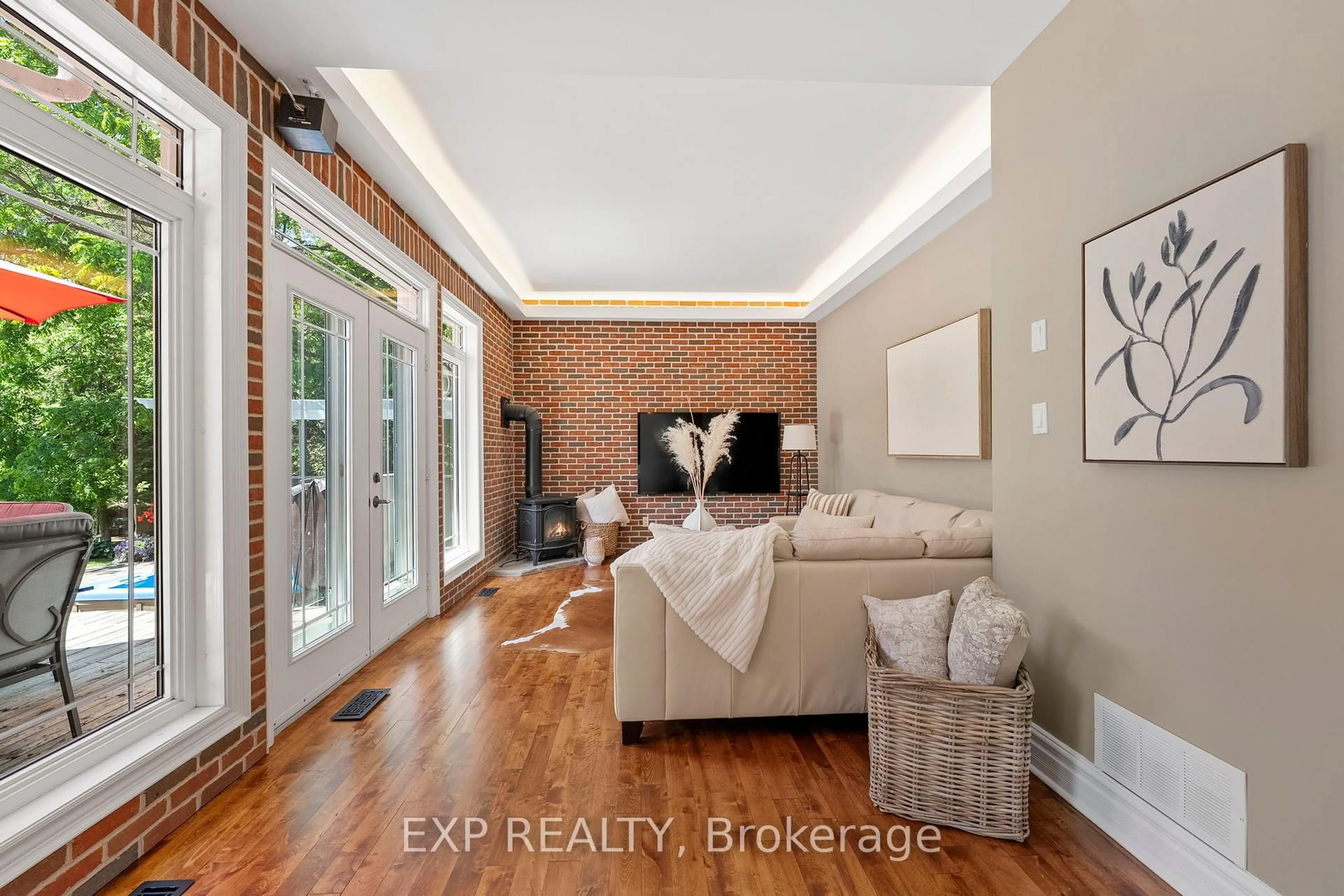 Indoor entryway for 6 Gooseberry Lane, Uxbridge Ontario L9P 1X2