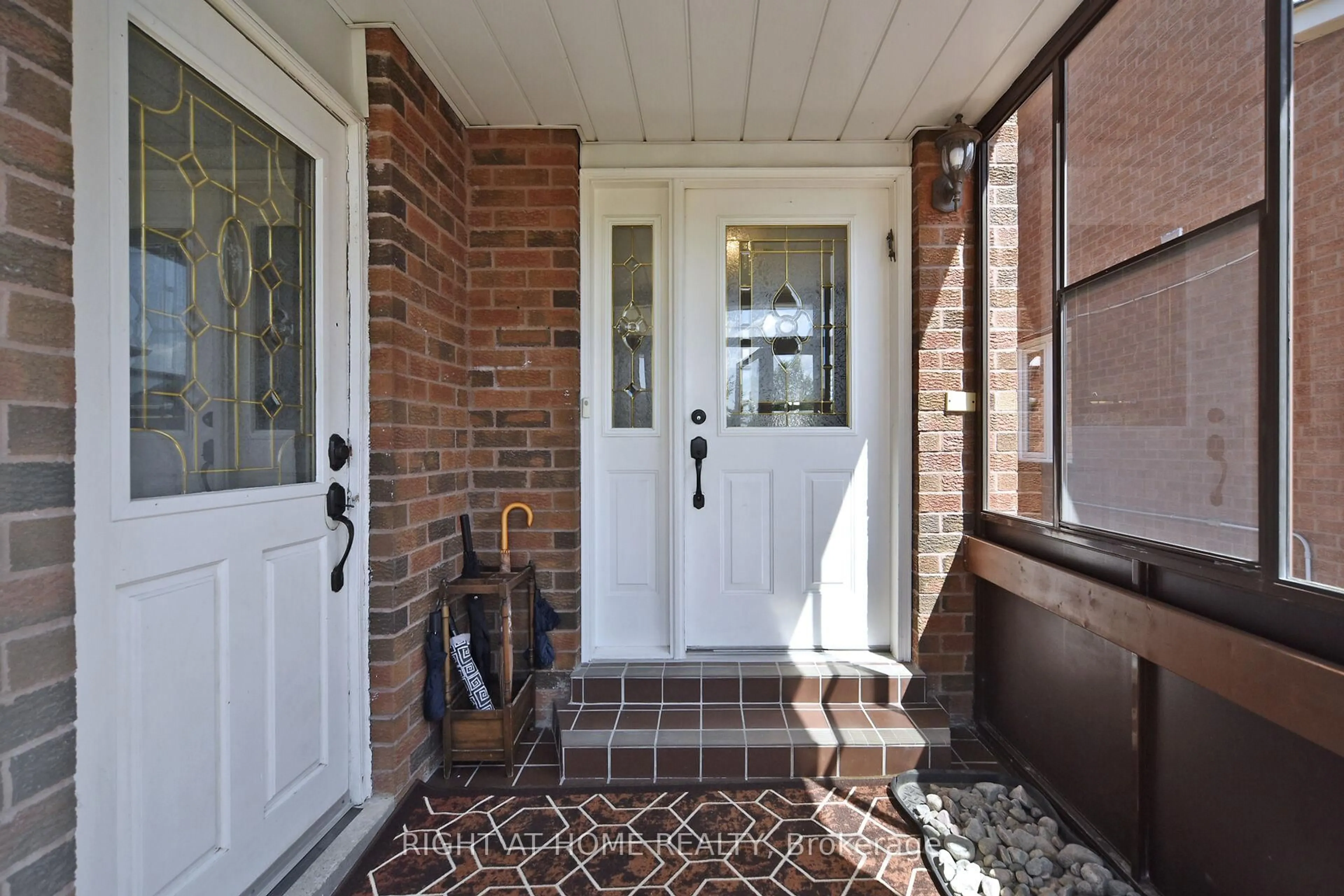 Indoor entryway for 136 Oliver Lane, Vaughan Ontario L6A 1B1