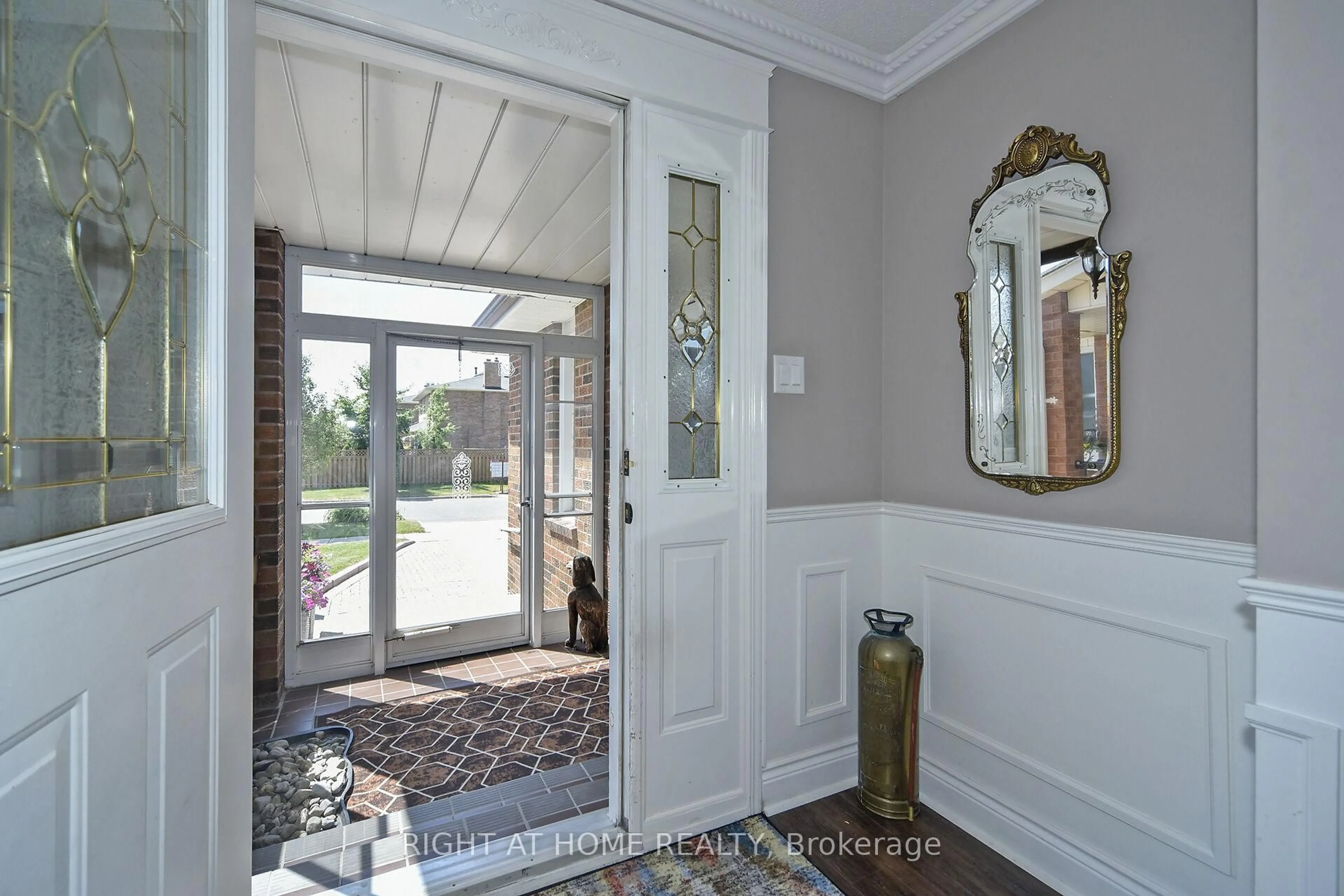 Indoor entryway for 136 Oliver Lane, Vaughan Ontario L6A 1B1