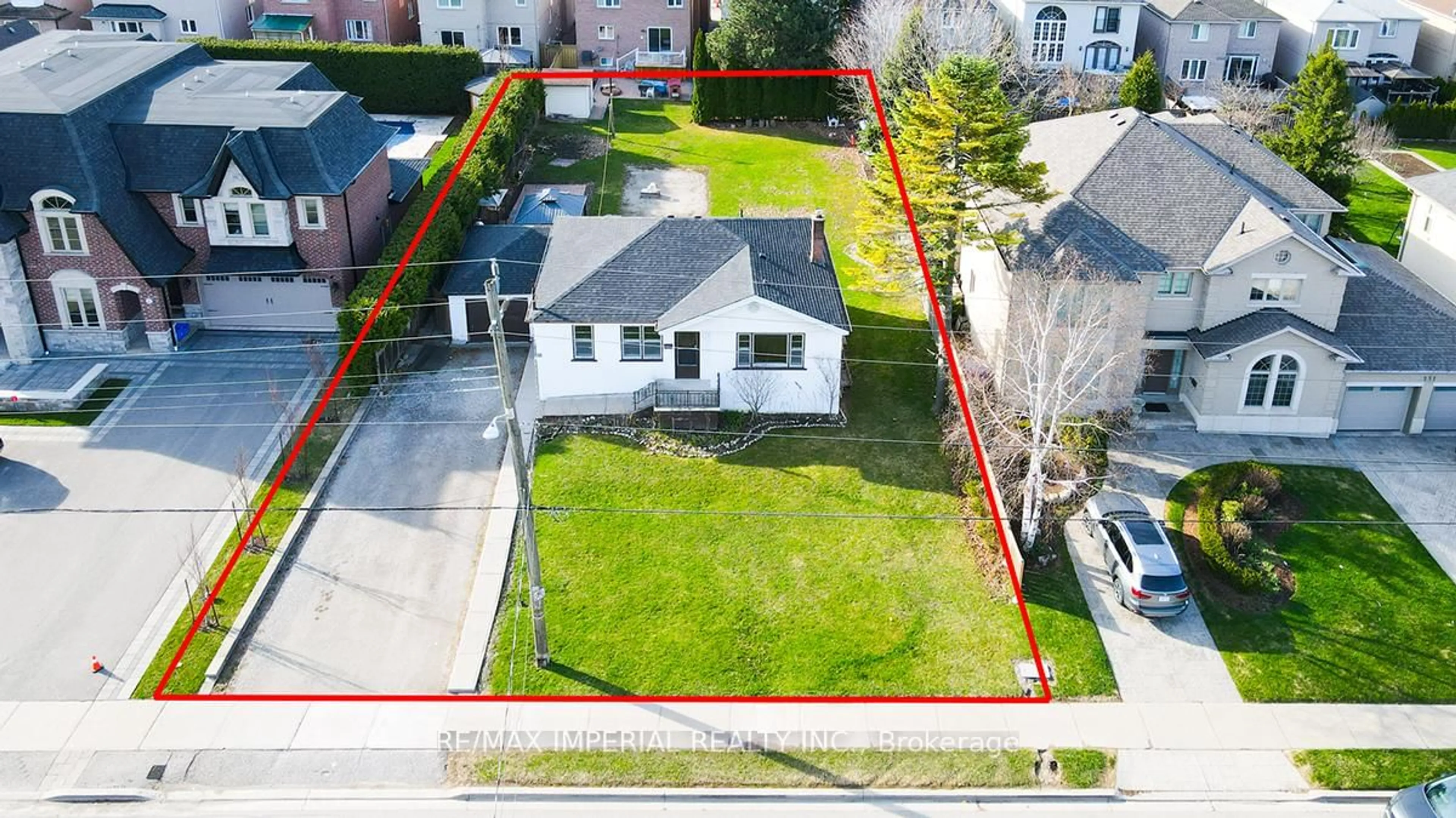 A pic from outside/outdoor area/front of a property/back of a property/a pic from drone, street for 229 Crestwood Rd, Vaughan Ontario L4J 1A8