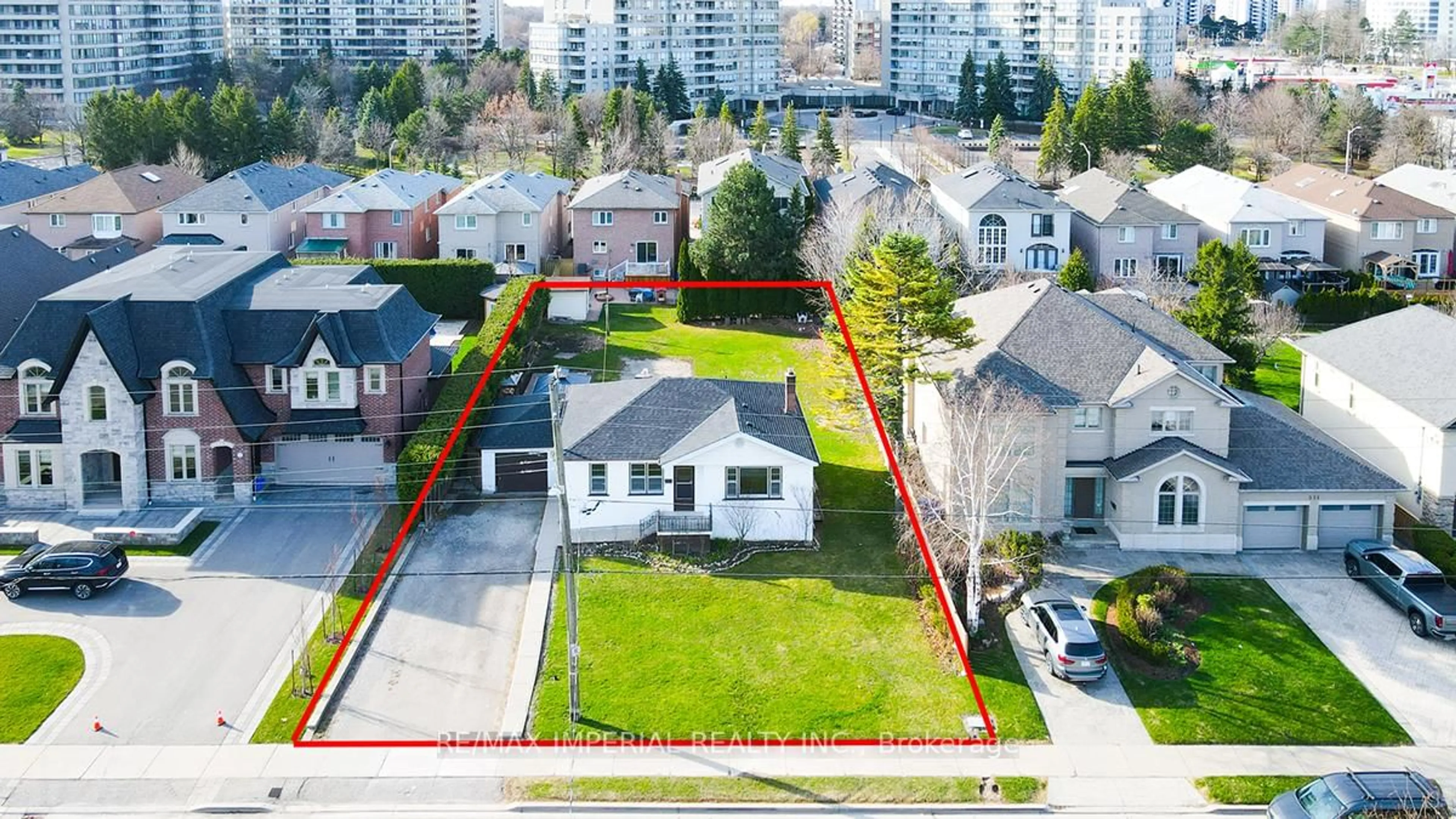 A pic from outside/outdoor area/front of a property/back of a property/a pic from drone, street for 229 Crestwood Rd, Vaughan Ontario L4J 1A8