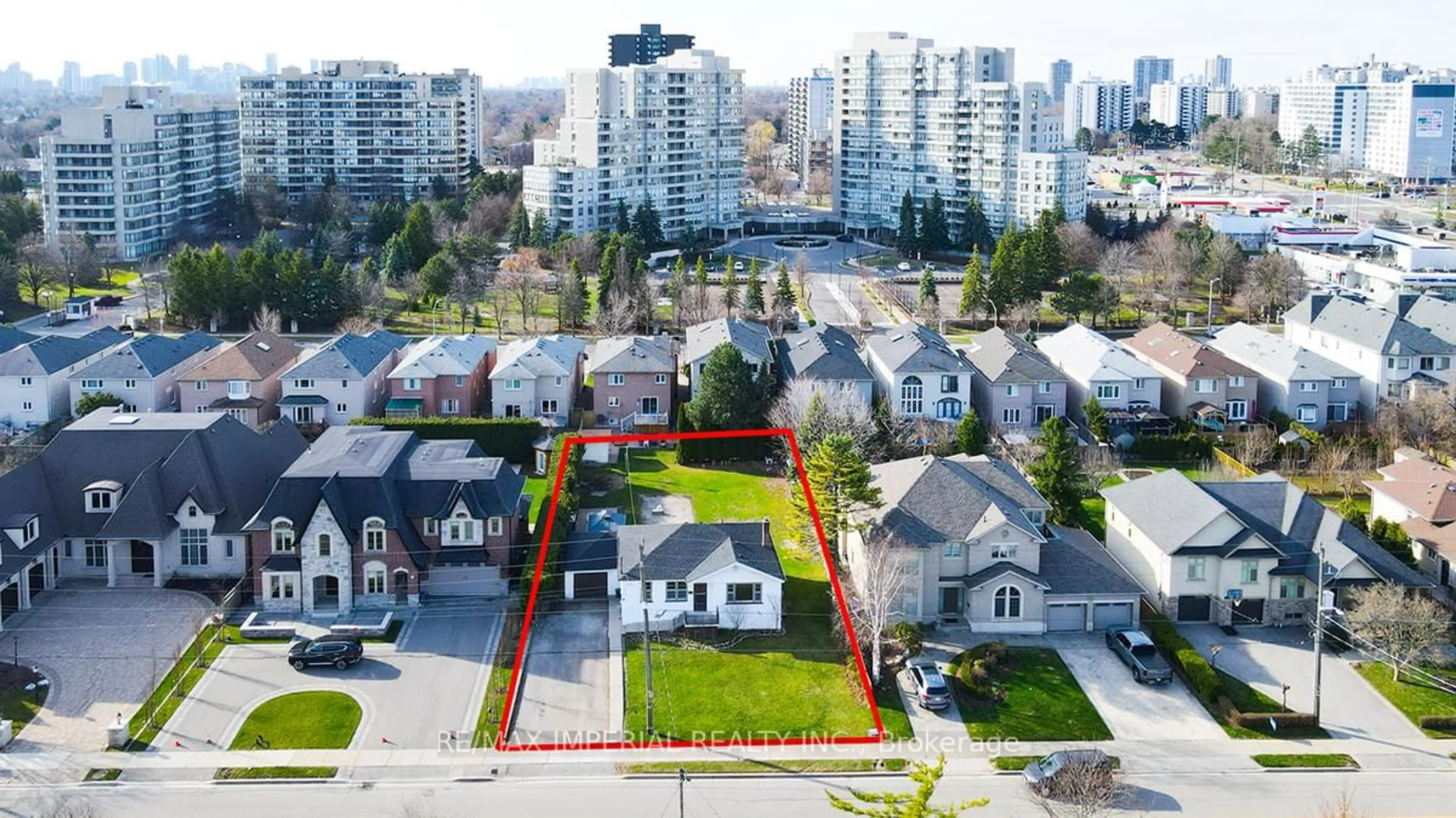 A pic from outside/outdoor area/front of a property/back of a property/a pic from drone, street for 229 Crestwood Rd, Vaughan Ontario L4J 1A8