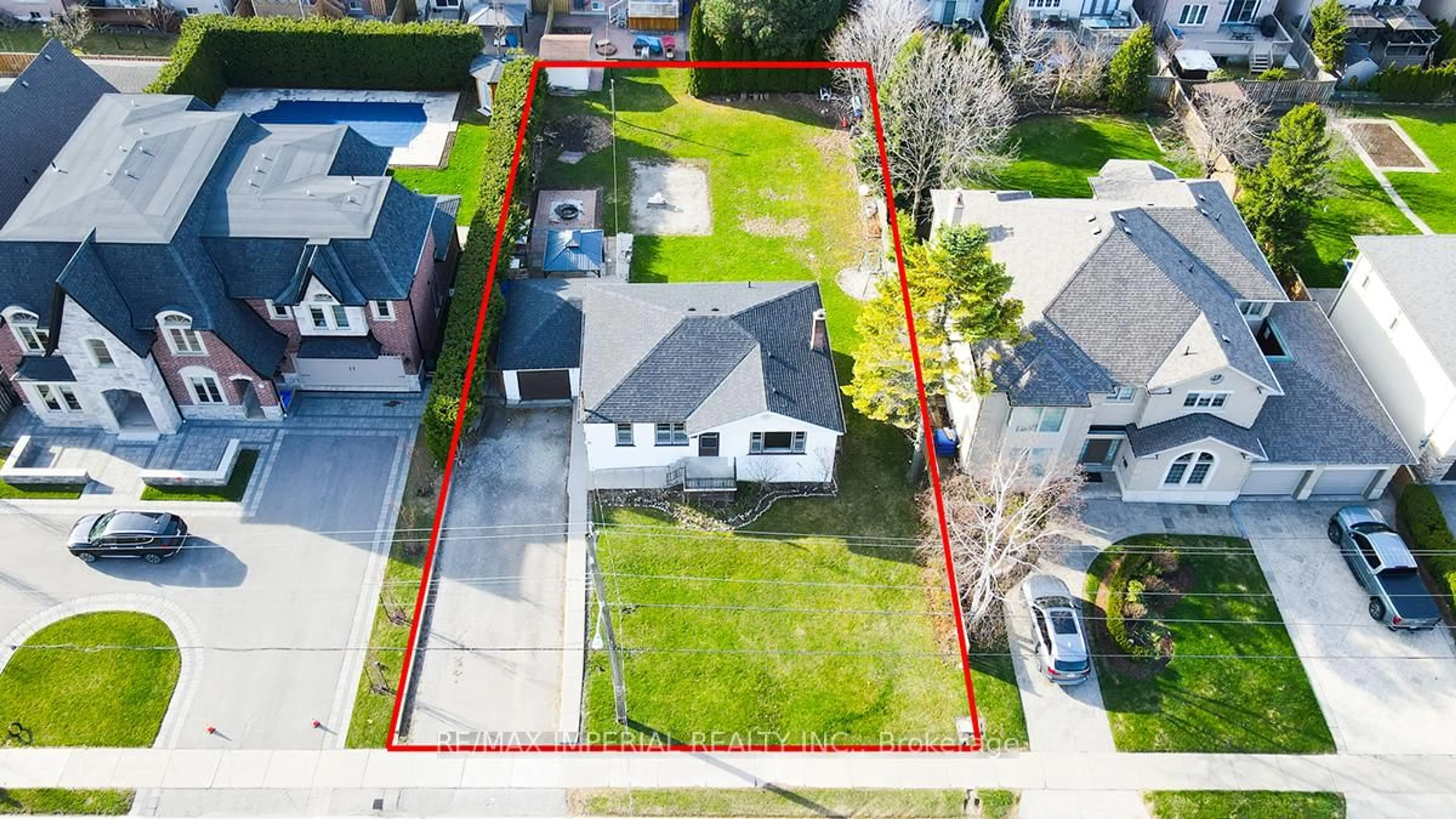 A pic from outside/outdoor area/front of a property/back of a property/a pic from drone, street for 229 Crestwood Rd, Vaughan Ontario L4J 1A8