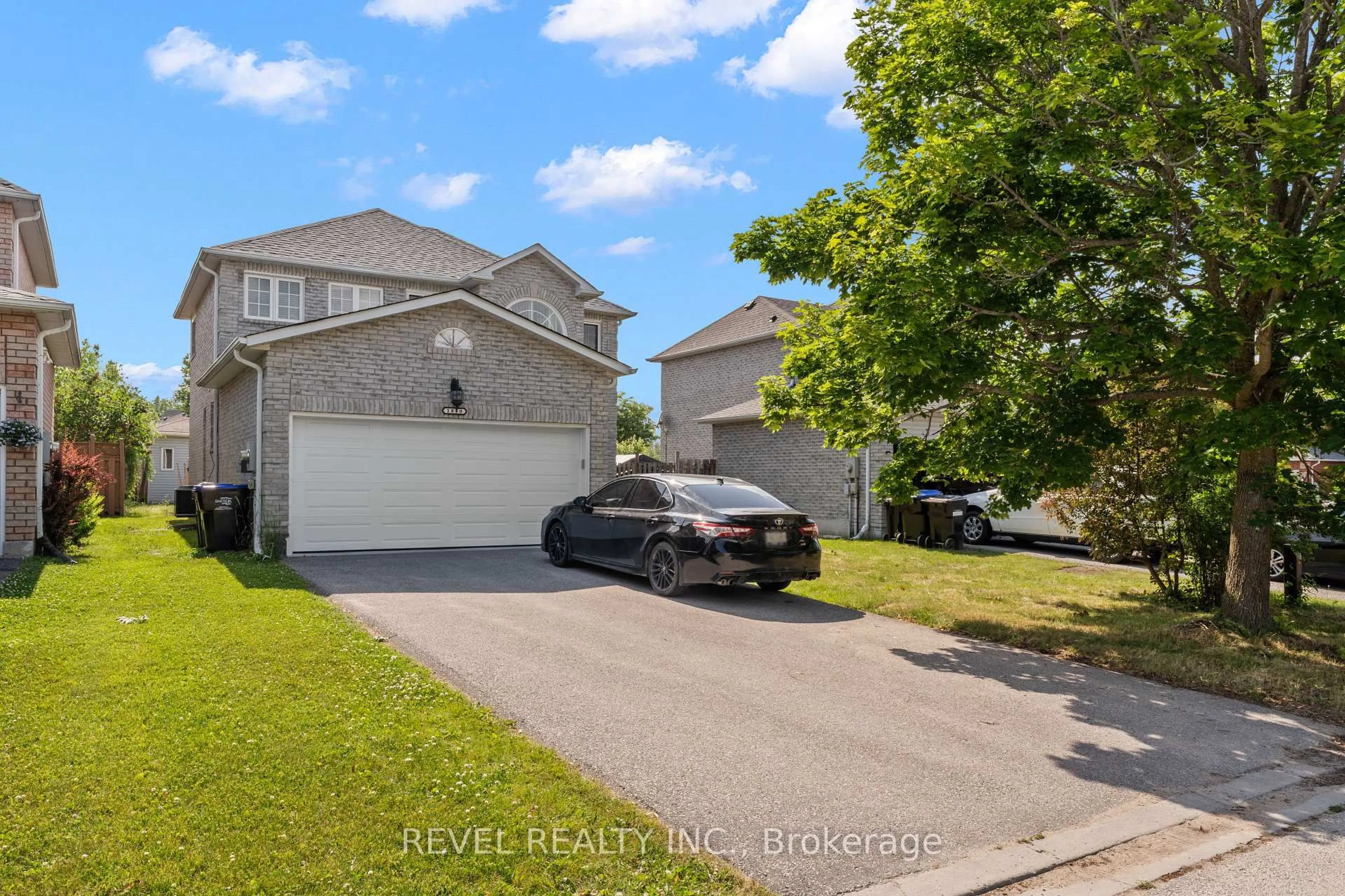 A pic from outside/outdoor area/front of a property/back of a property/a pic from drone, street for 1850 Mill St, Innisfil Ontario L9S 1Z9