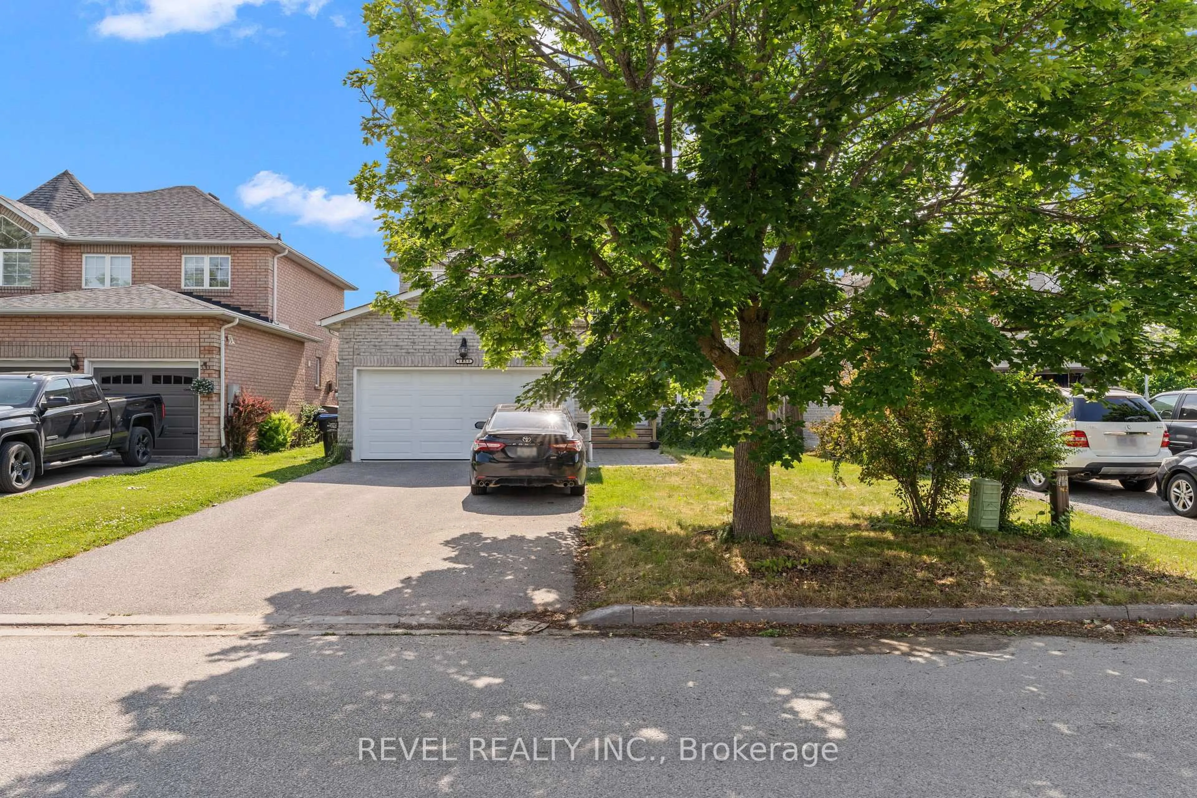 A pic from outside/outdoor area/front of a property/back of a property/a pic from drone, street for 1850 Mill St, Innisfil Ontario L9S 1Z9