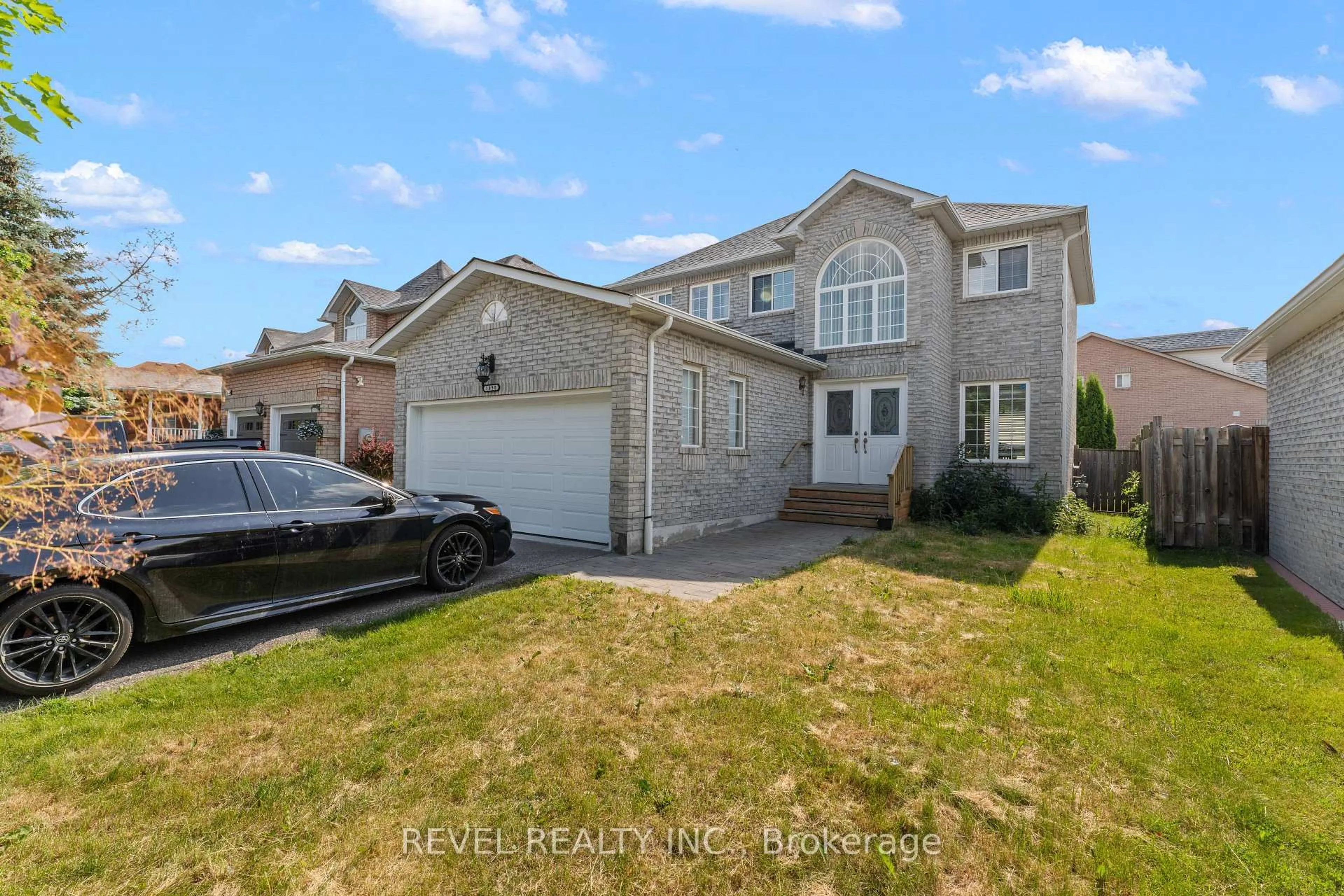 A pic from outside/outdoor area/front of a property/back of a property/a pic from drone, street for 1850 Mill St, Innisfil Ontario L9S 1Z9