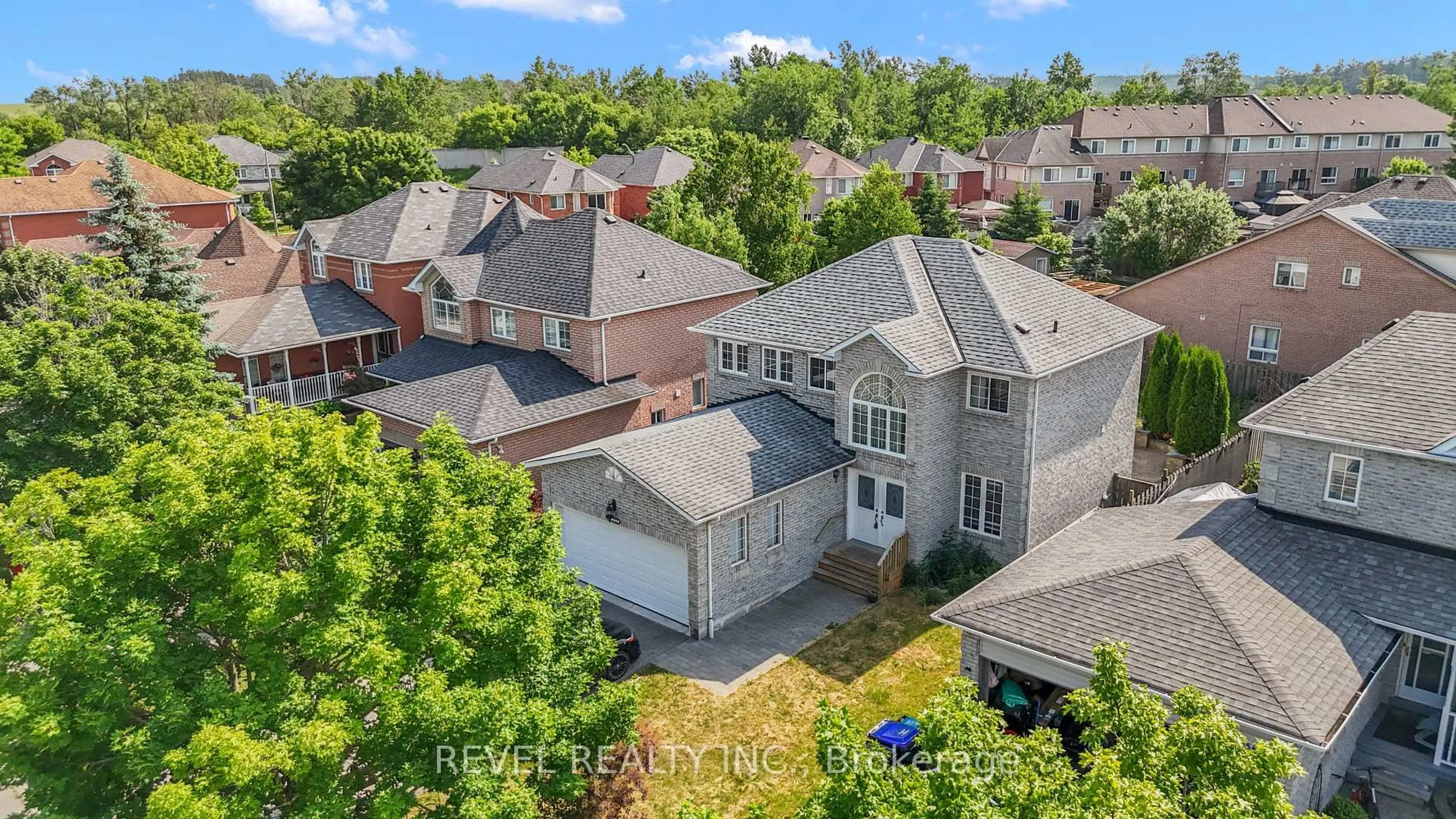 A pic from outside/outdoor area/front of a property/back of a property/a pic from drone, street for 1850 Mill St, Innisfil Ontario L9S 1Z9