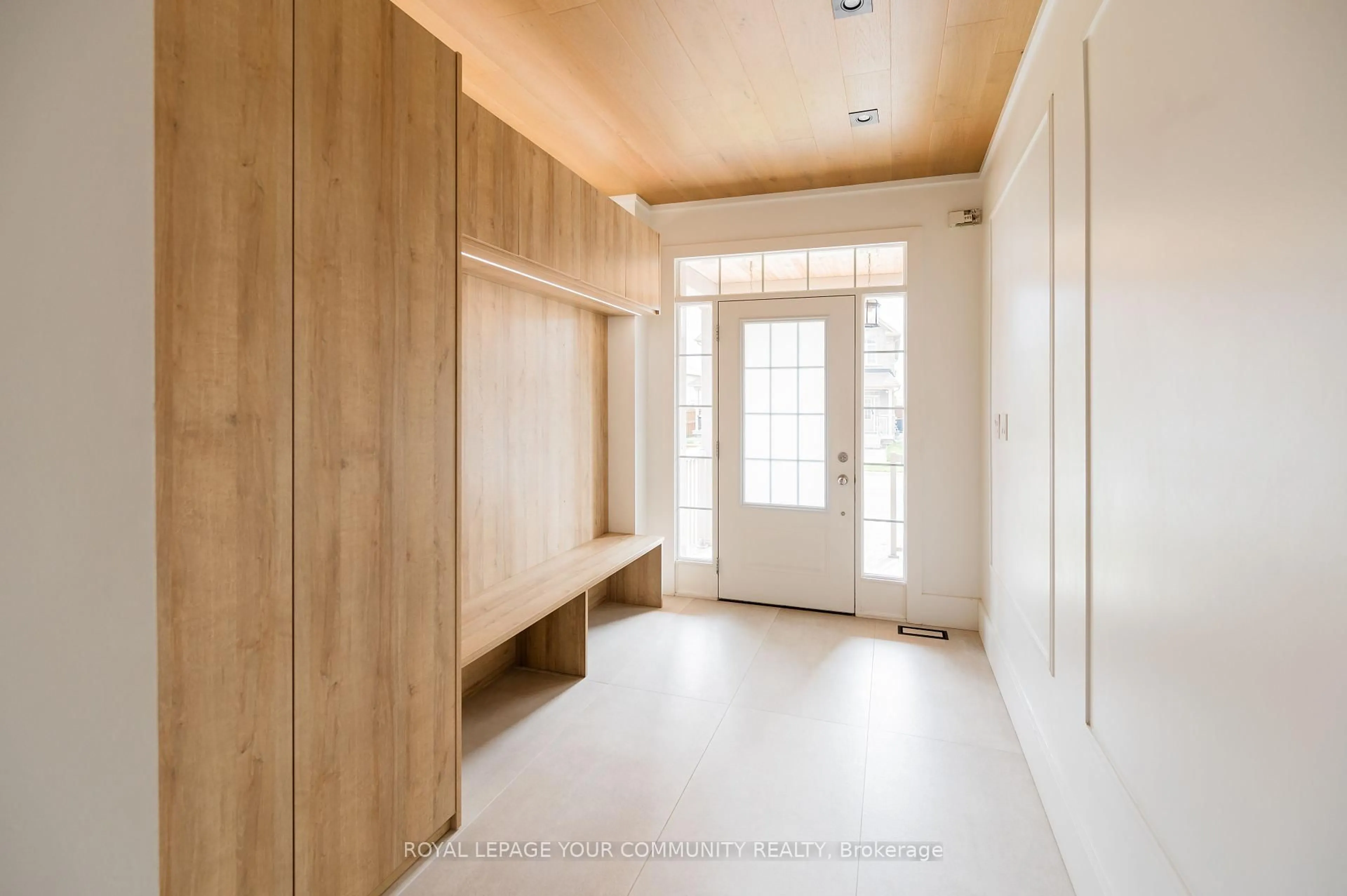 Indoor entryway for 54 Frederick Taylor Way, East Gwillimbury Ontario L0G 1M0