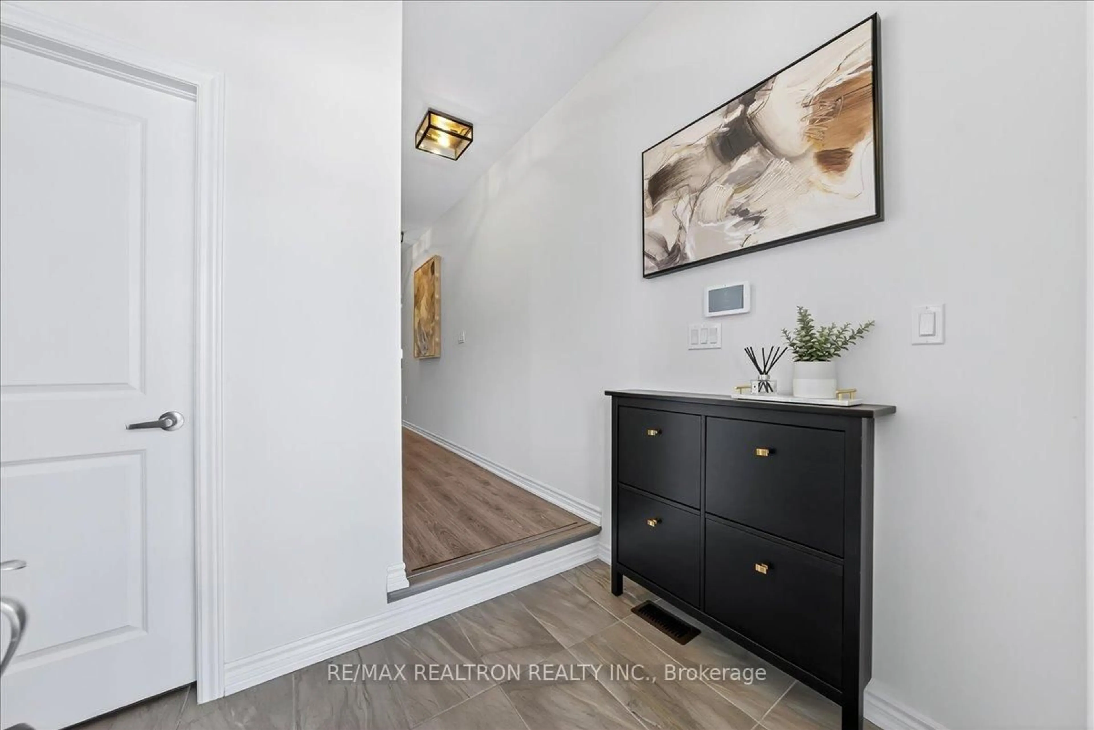 Indoor entryway for 84 Ferragine Cres, Bradford West Gwillimbury Ontario L3Z 4K2