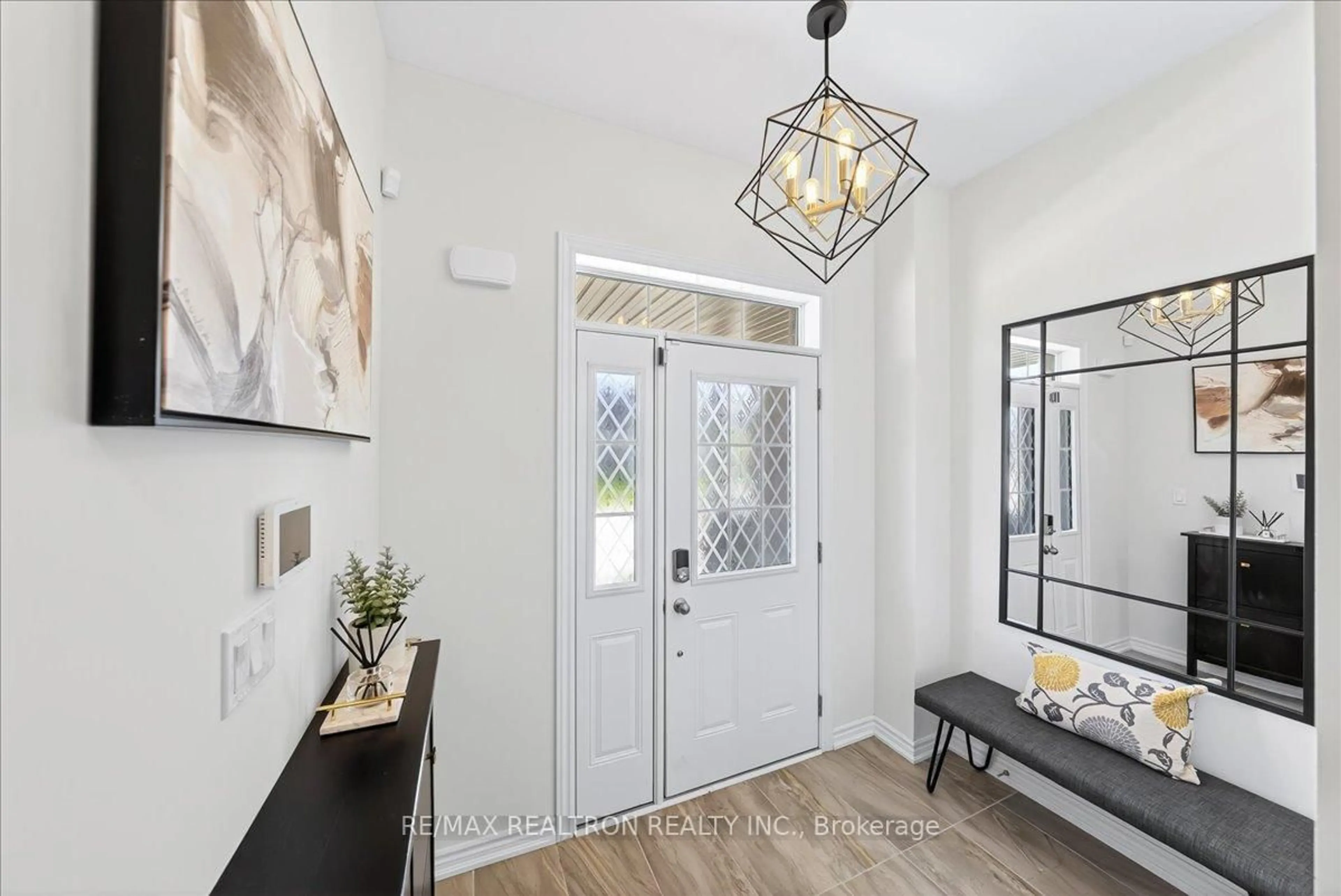 Indoor entryway for 84 Ferragine Cres, Bradford West Gwillimbury Ontario L3Z 4K2