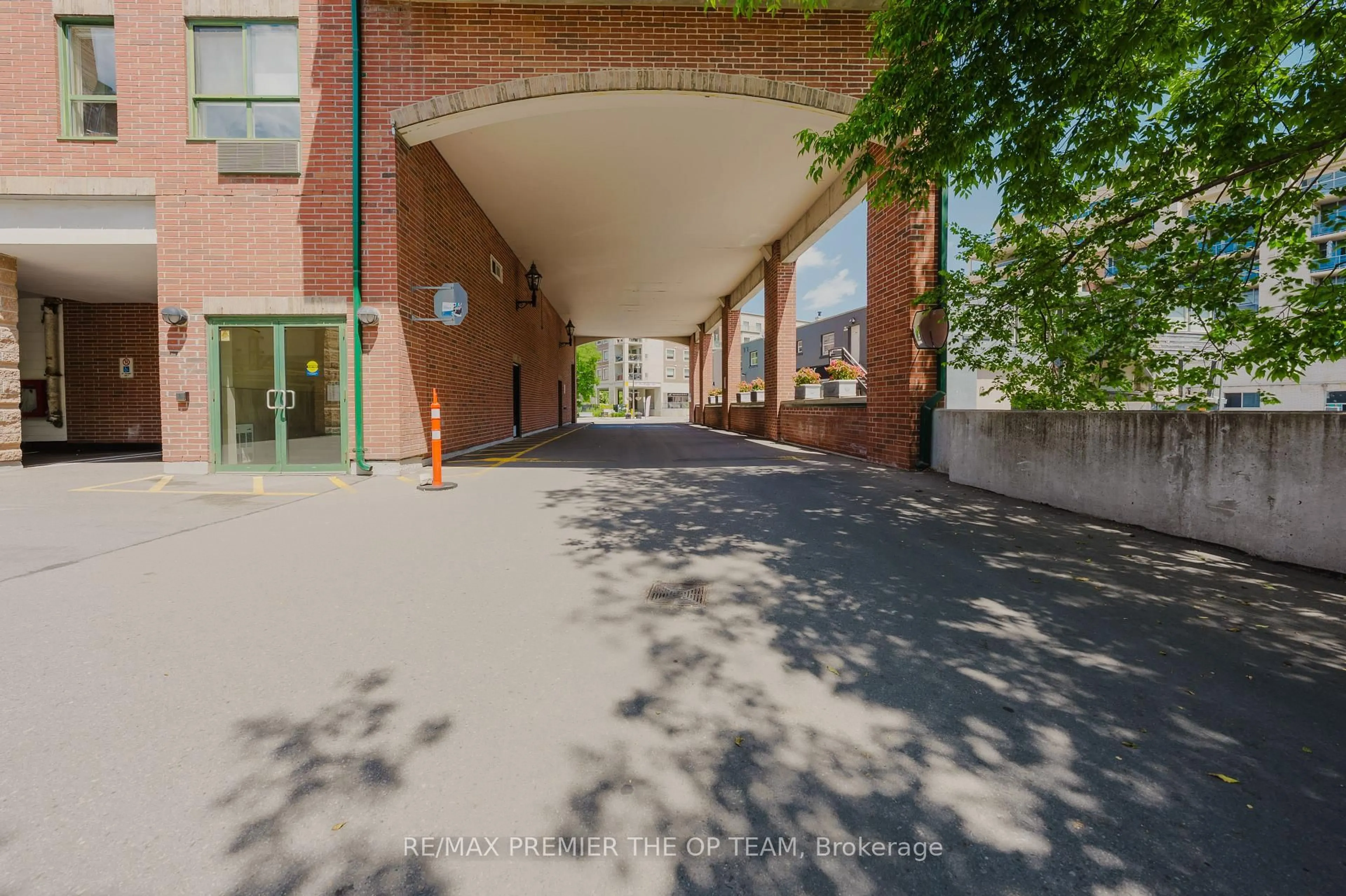 Indoor foyer for 121 Woodbridge Ave #321, Vaughan Ontario L4L 9E3