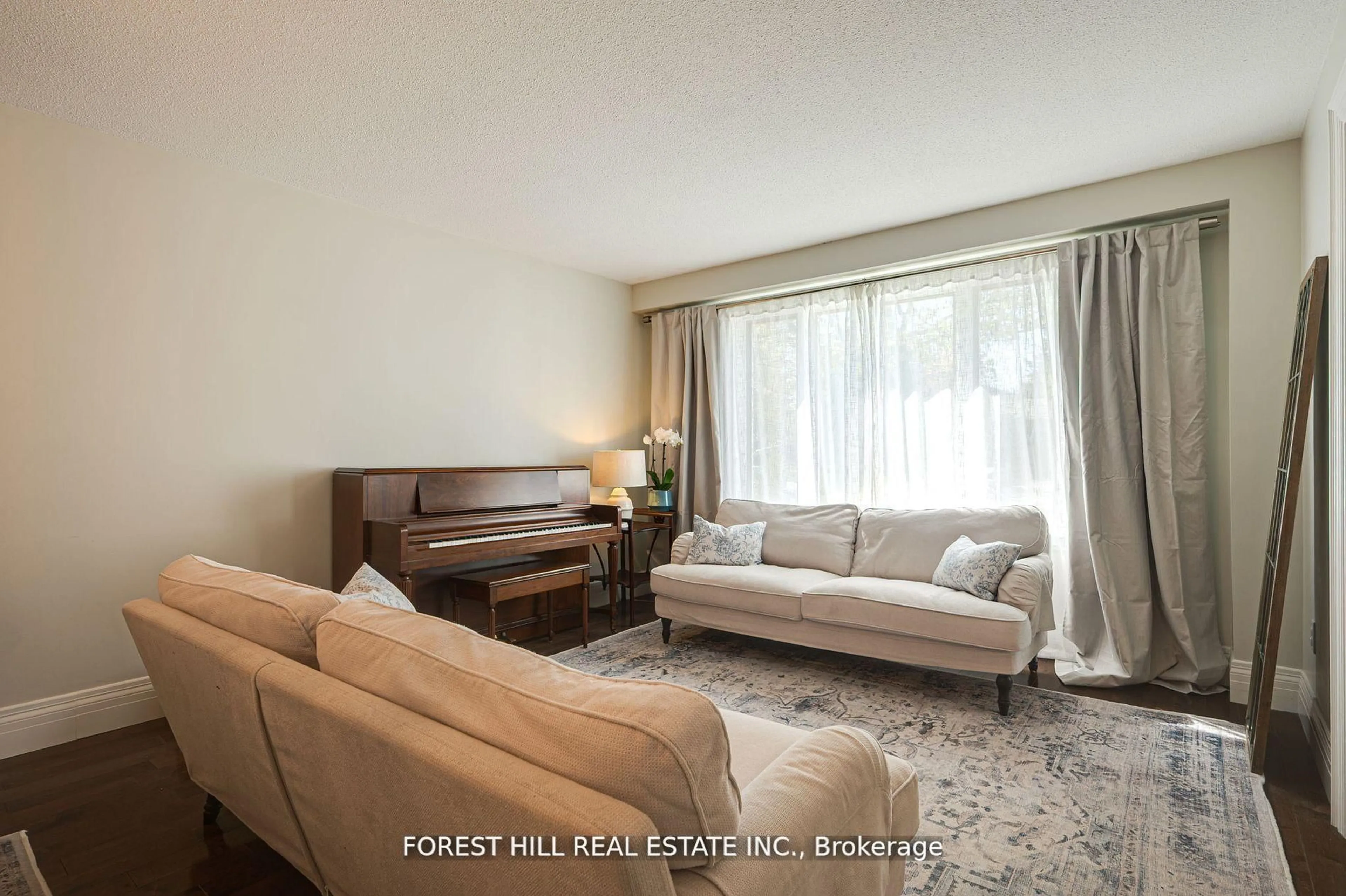 Living room with furniture, unknown for 473 Dixon Blvd, Newmarket Ontario L3Y 5C9