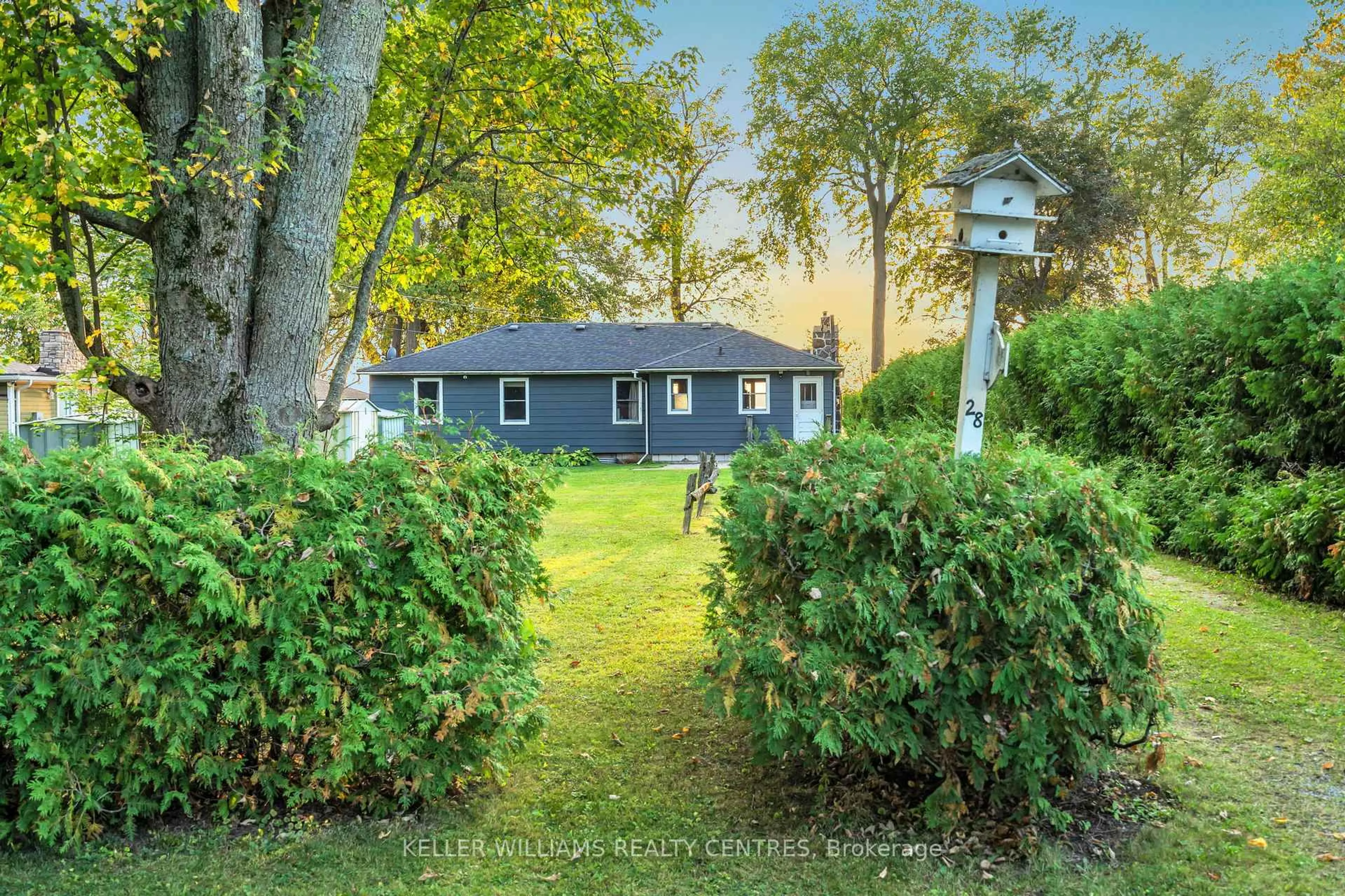 A pic from outside/outdoor area/front of a property/back of a property/a pic from drone, unknown for 28 McRae Beach Rd, Georgina Ontario L0E 1N0