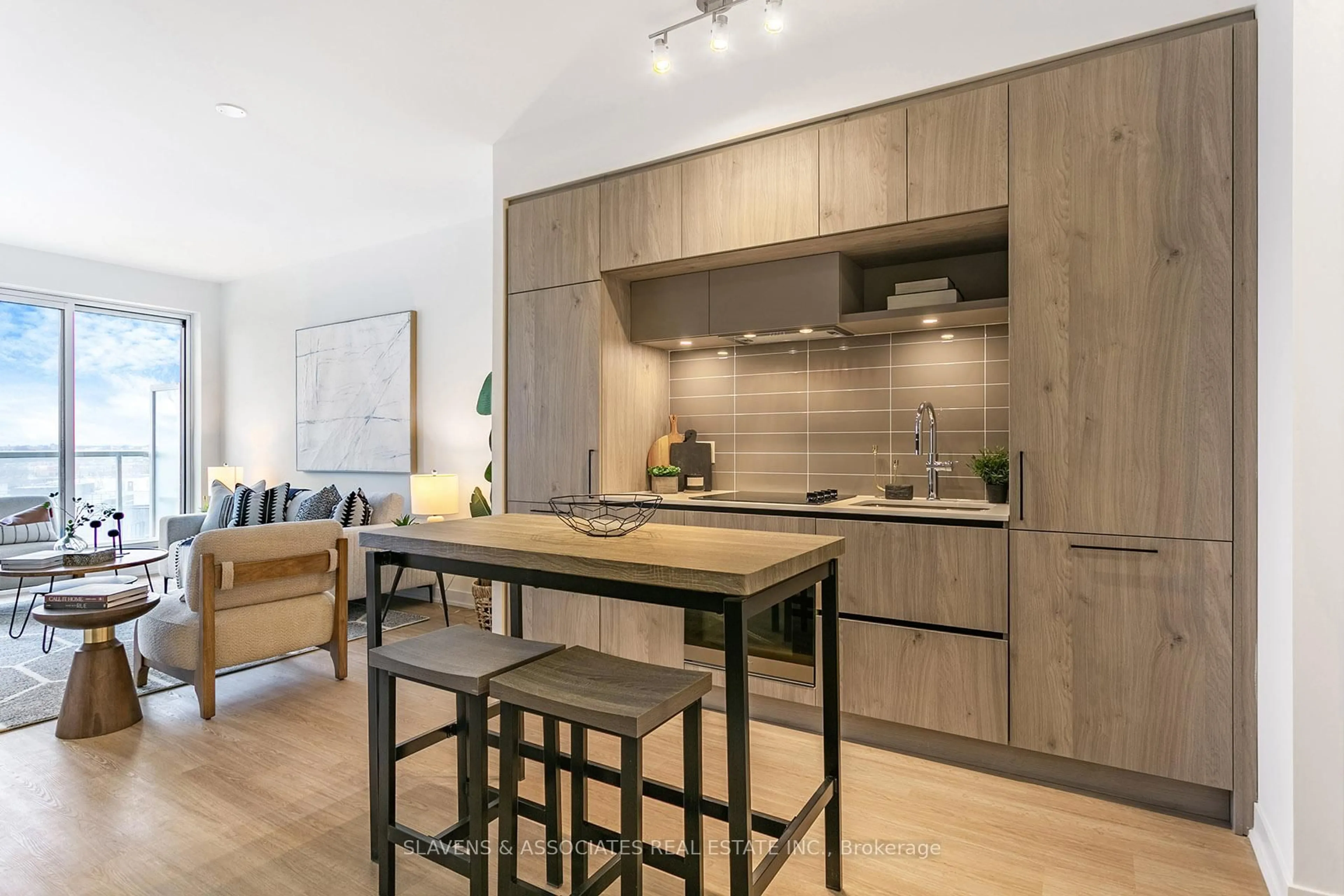 Open concept kitchen, wood/laminate floor for 6 David Eyer Rd #515, Richmond Hill Ontario L4S 1M4