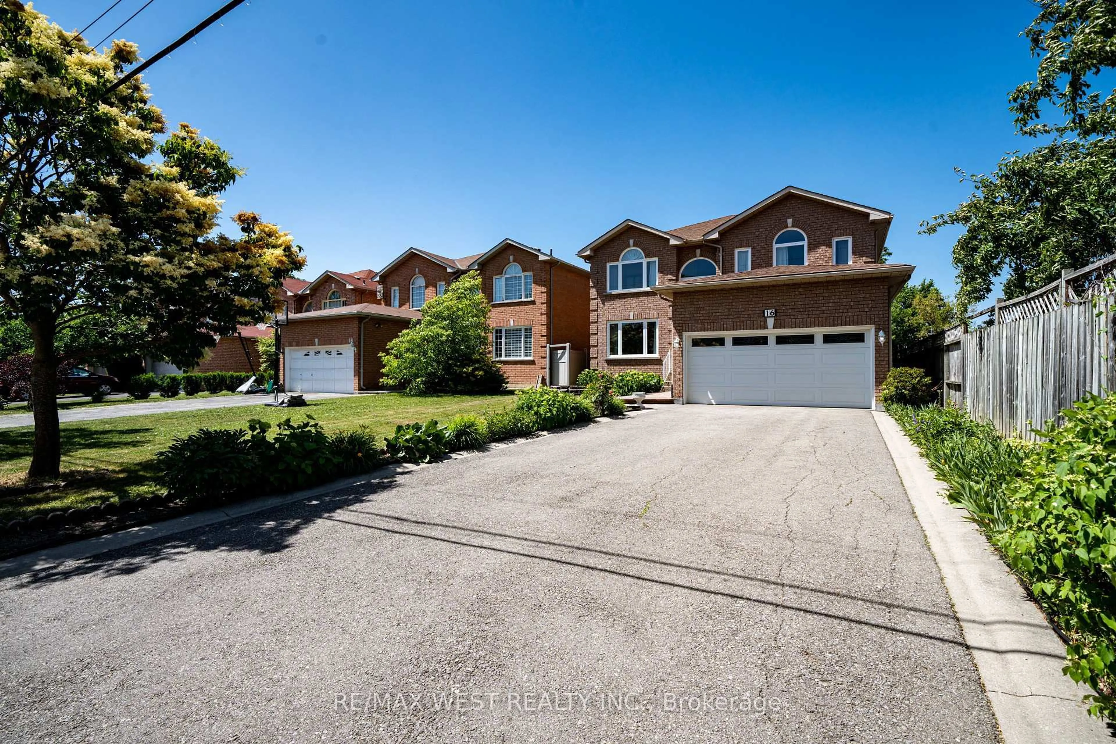 Home with brick exterior material, street for 16 Oak Ave, Richmond Hill Ontario L4C 6R7