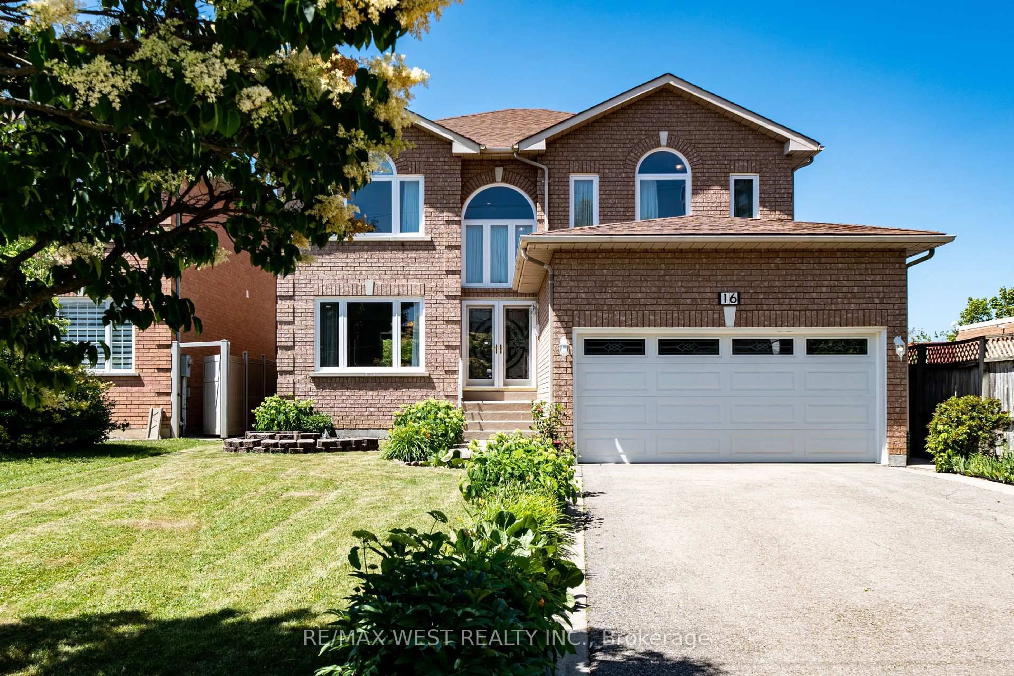 Home with brick exterior material, street for 16 Oak Ave, Richmond Hill Ontario L4C 6R7