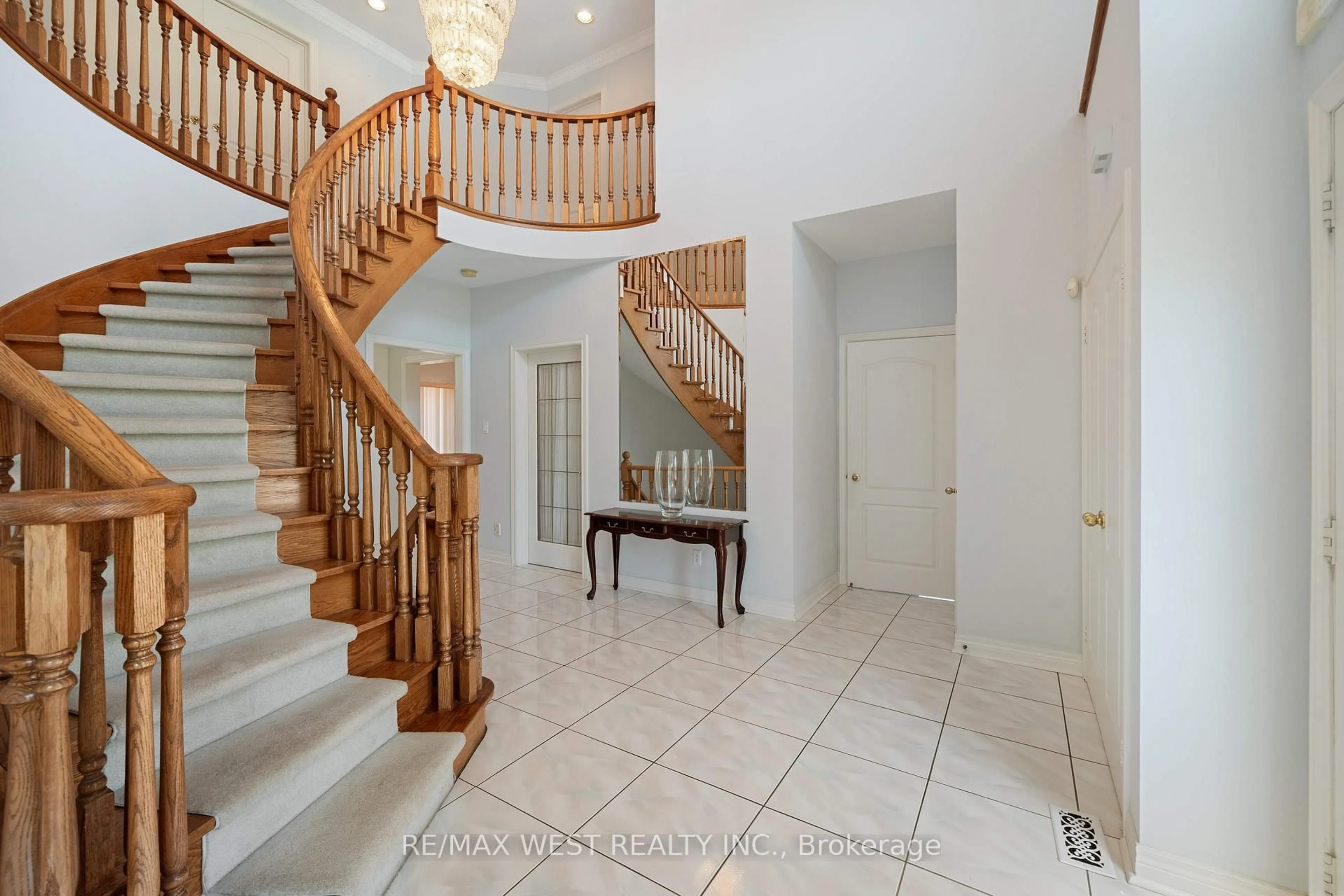 Indoor foyer for 16 Oak Ave, Richmond Hill Ontario L4C 6R7