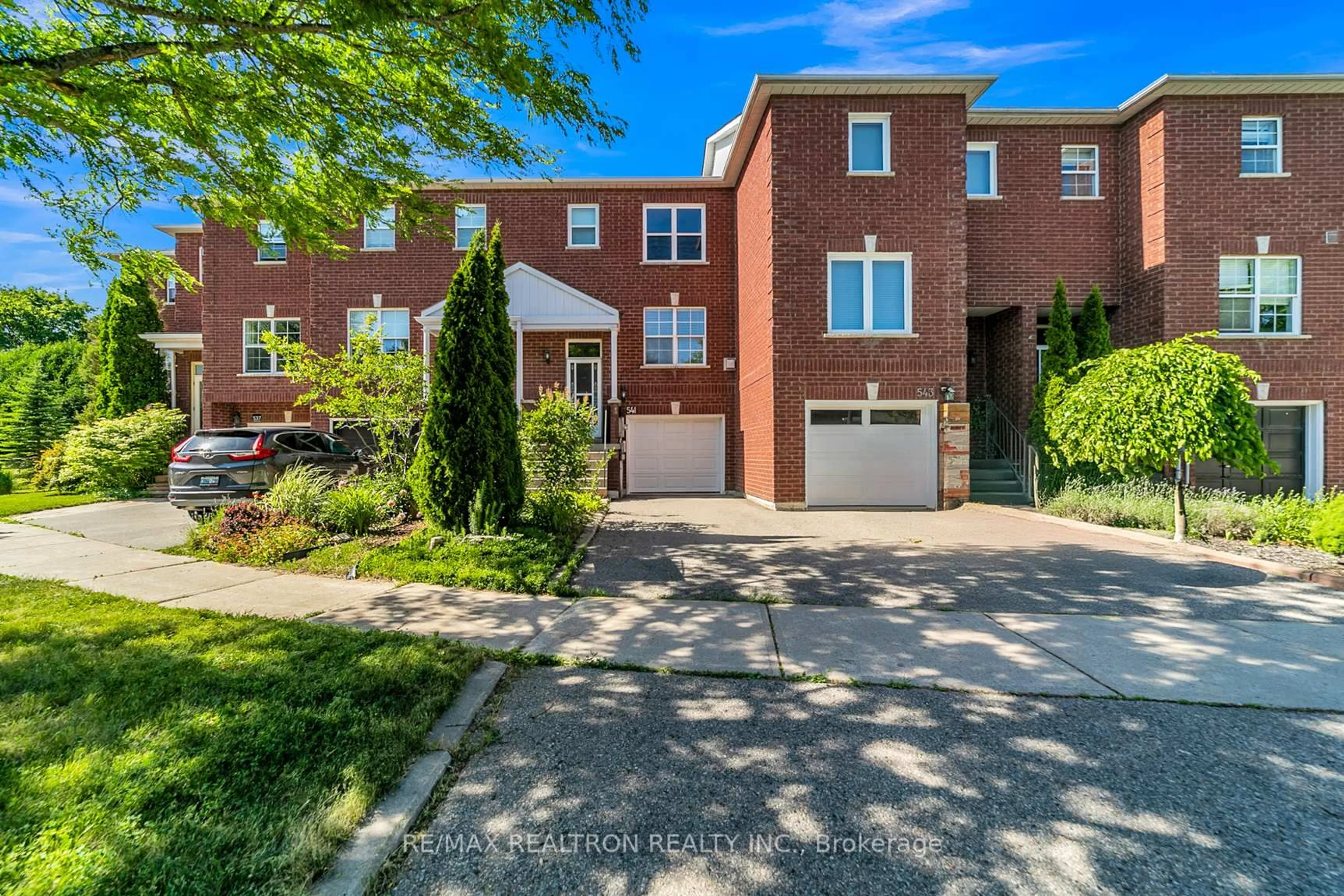 Home with brick exterior material, street for 541 Bondi Ave, Newmarket Ontario L3Y 8R5