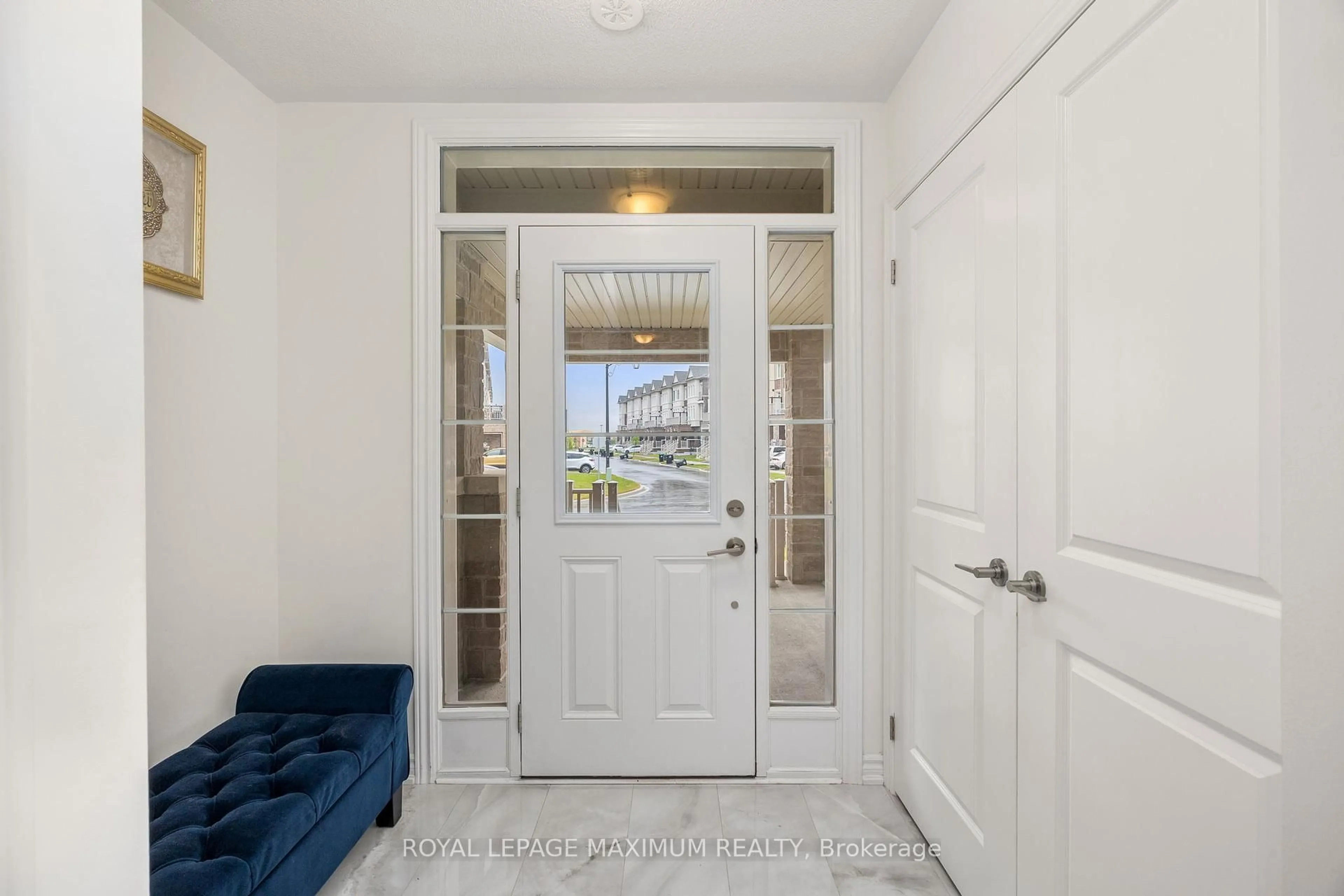 Indoor entryway for 40 Rotary Way, Bradford West Gwillimbury Ontario L3Z 4P3