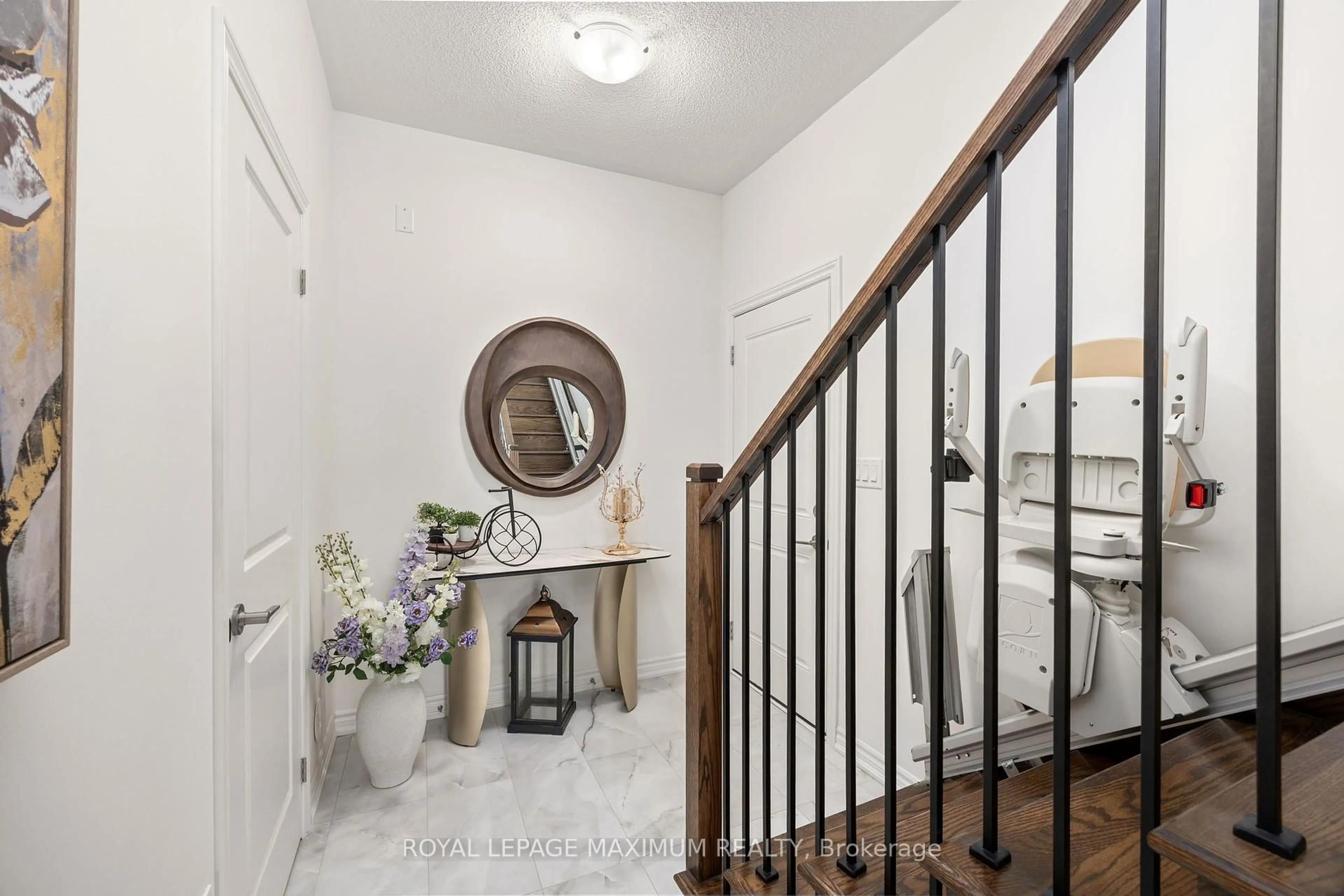Indoor entryway for 40 Rotary Way, Bradford West Gwillimbury Ontario L3Z 4P3
