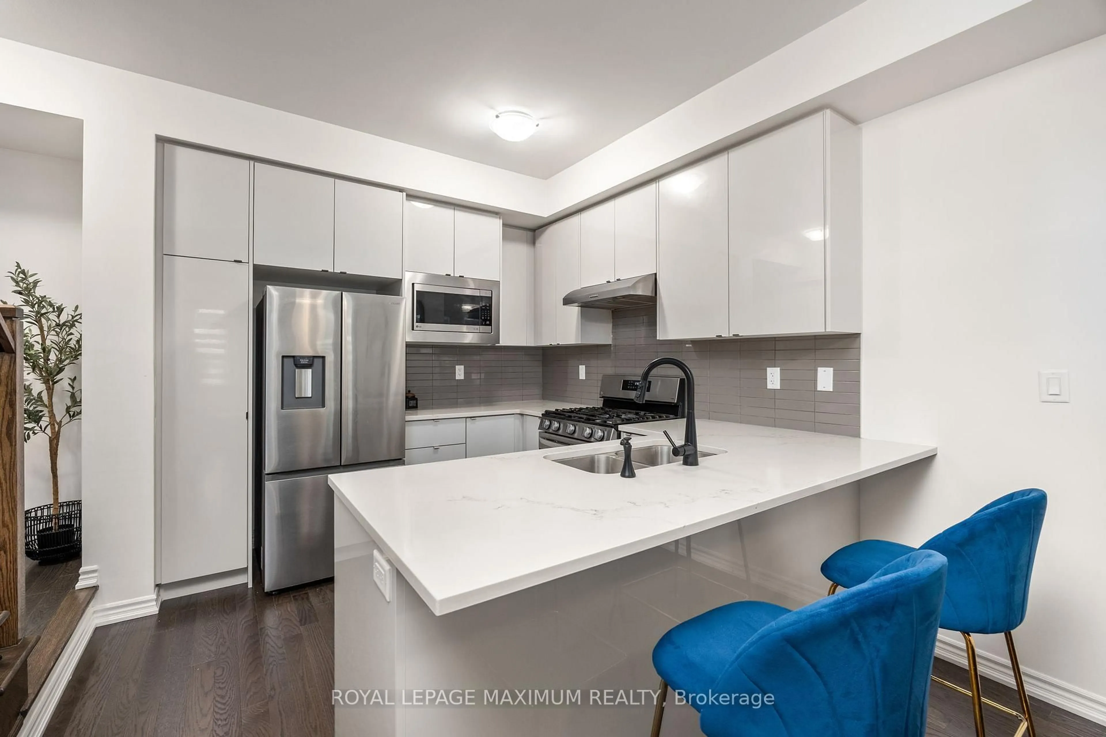 Open concept kitchen, ceramic/tile floor for 40 Rotary Way, Bradford West Gwillimbury Ontario L3Z 4P3