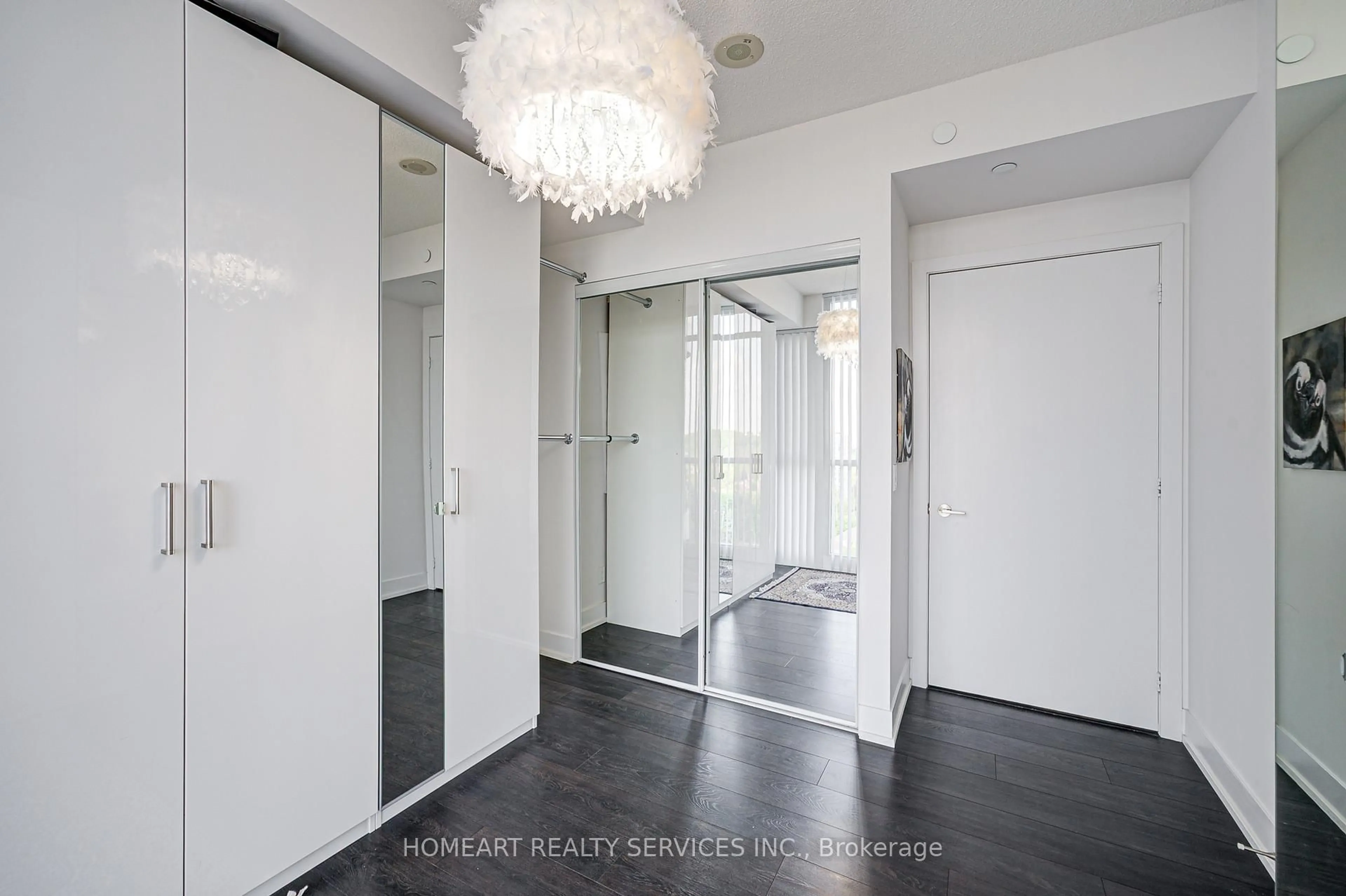 Indoor entryway for 9471 Yonge St #1204, Richmond Hill Ontario L4C 0Z5