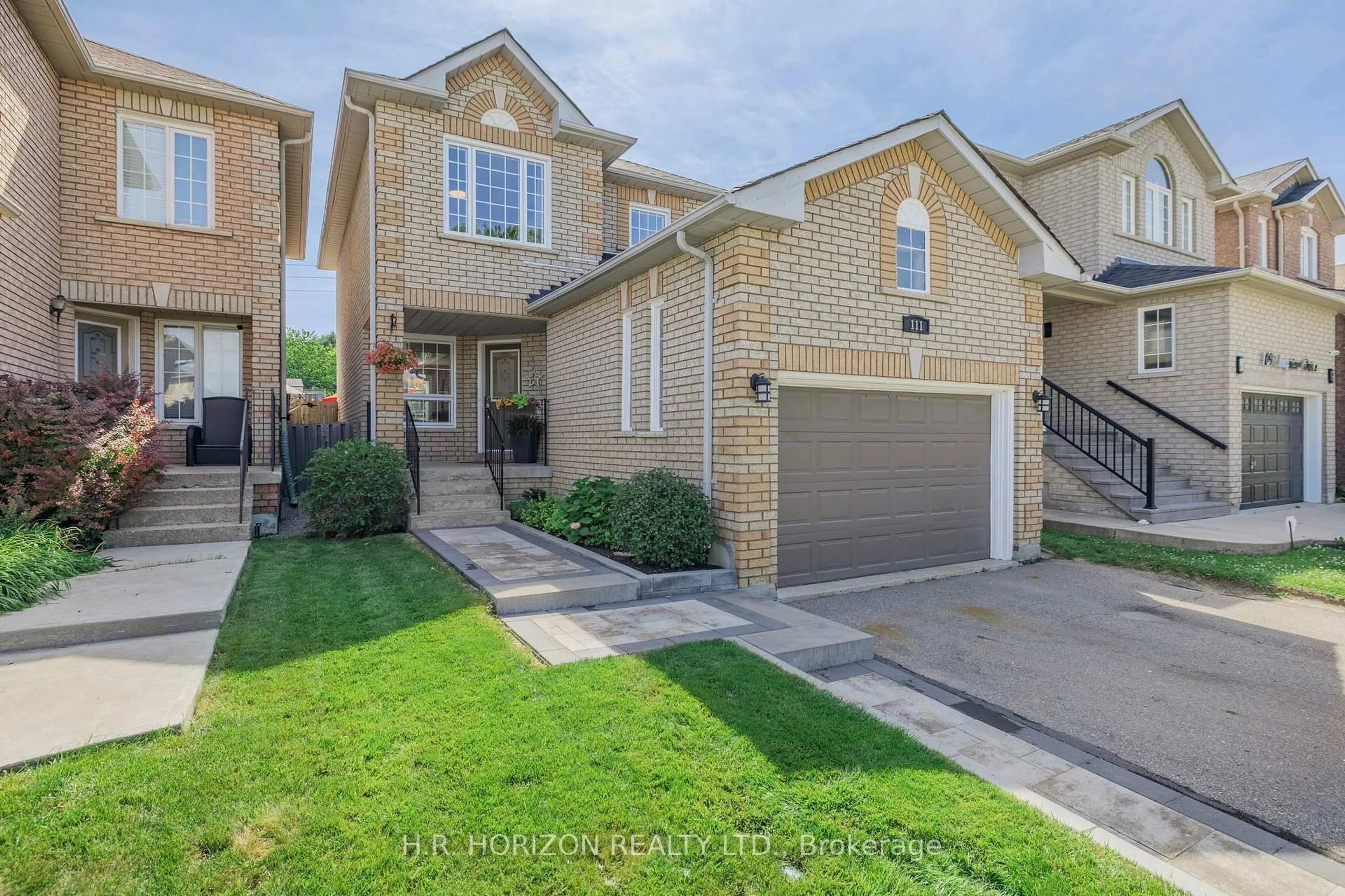 Home with brick exterior material, street for 111 Longview Dr, Bradford West Gwillimbury Ontario L3Z 3A5
