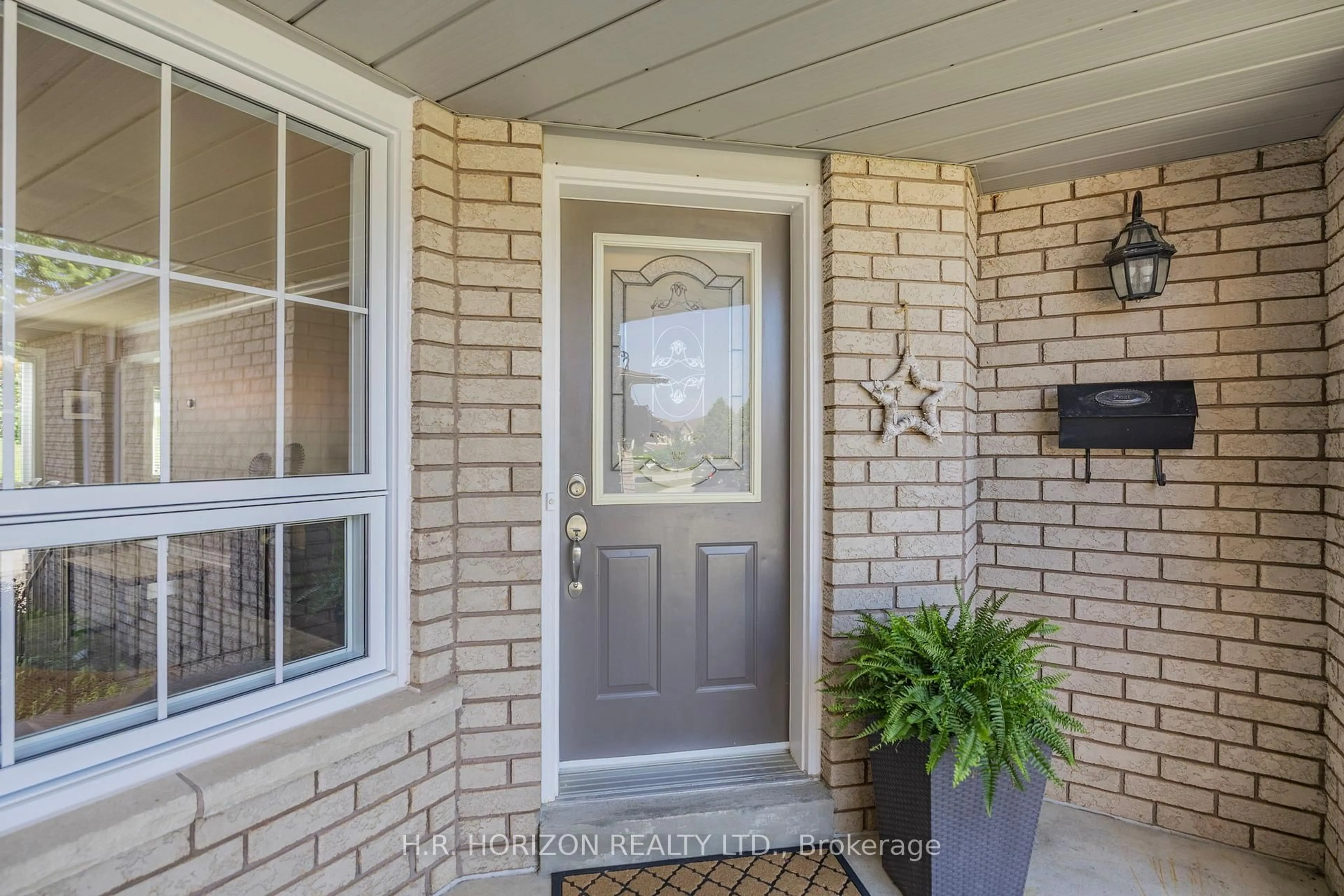 Indoor entryway for 111 Longview Dr, Bradford West Gwillimbury Ontario L3Z 3A5