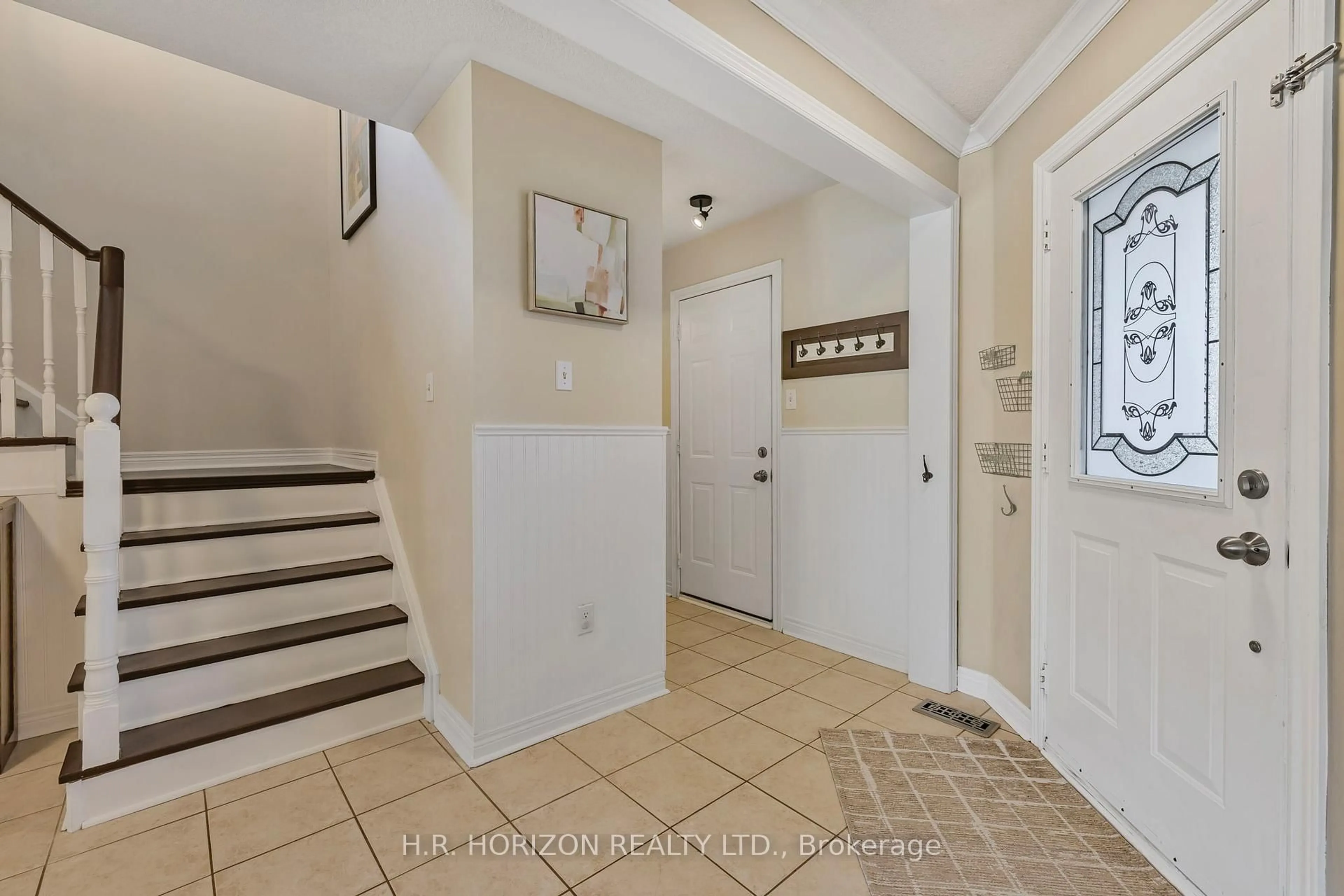 Indoor entryway for 111 Longview Dr, Bradford West Gwillimbury Ontario L3Z 3A5