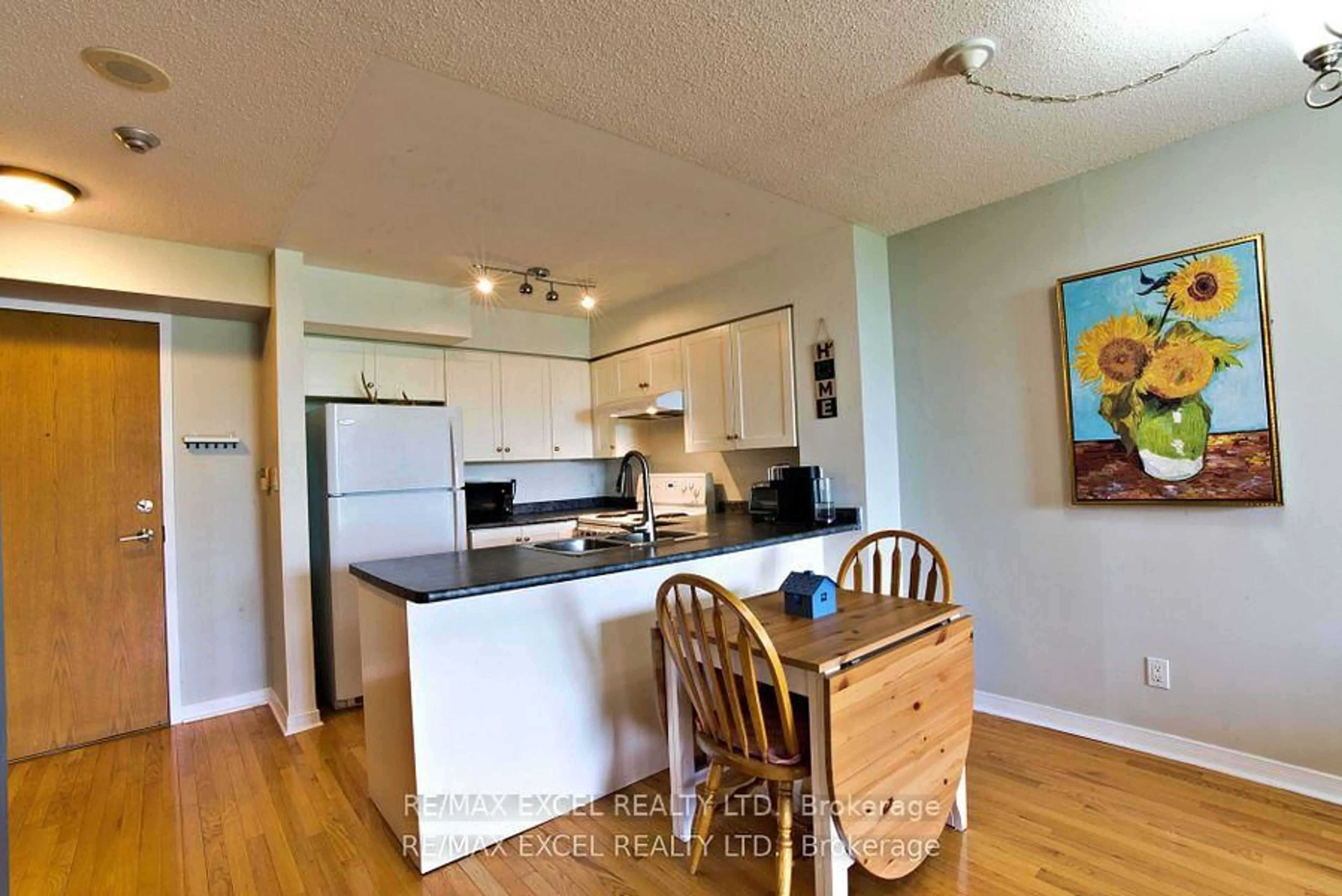 Open concept kitchen, wood/laminate floor for 19 Northern Heights Dr #410, Richmond Hill Ontario L4S 4M4