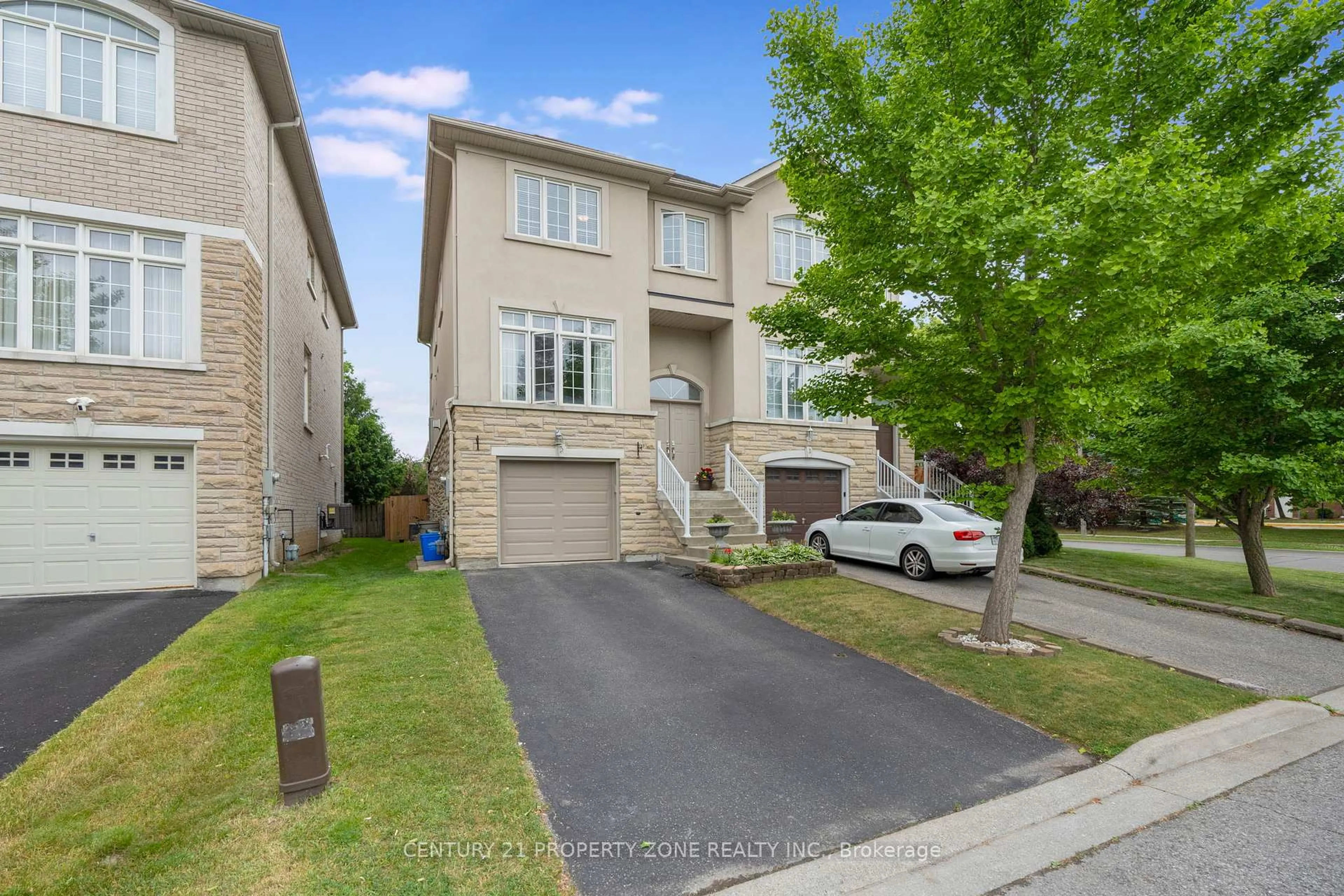 A pic from outside/outdoor area/front of a property/back of a property/a pic from drone, street for 3 Prince William Dr, Markham Ontario L3R 7V5