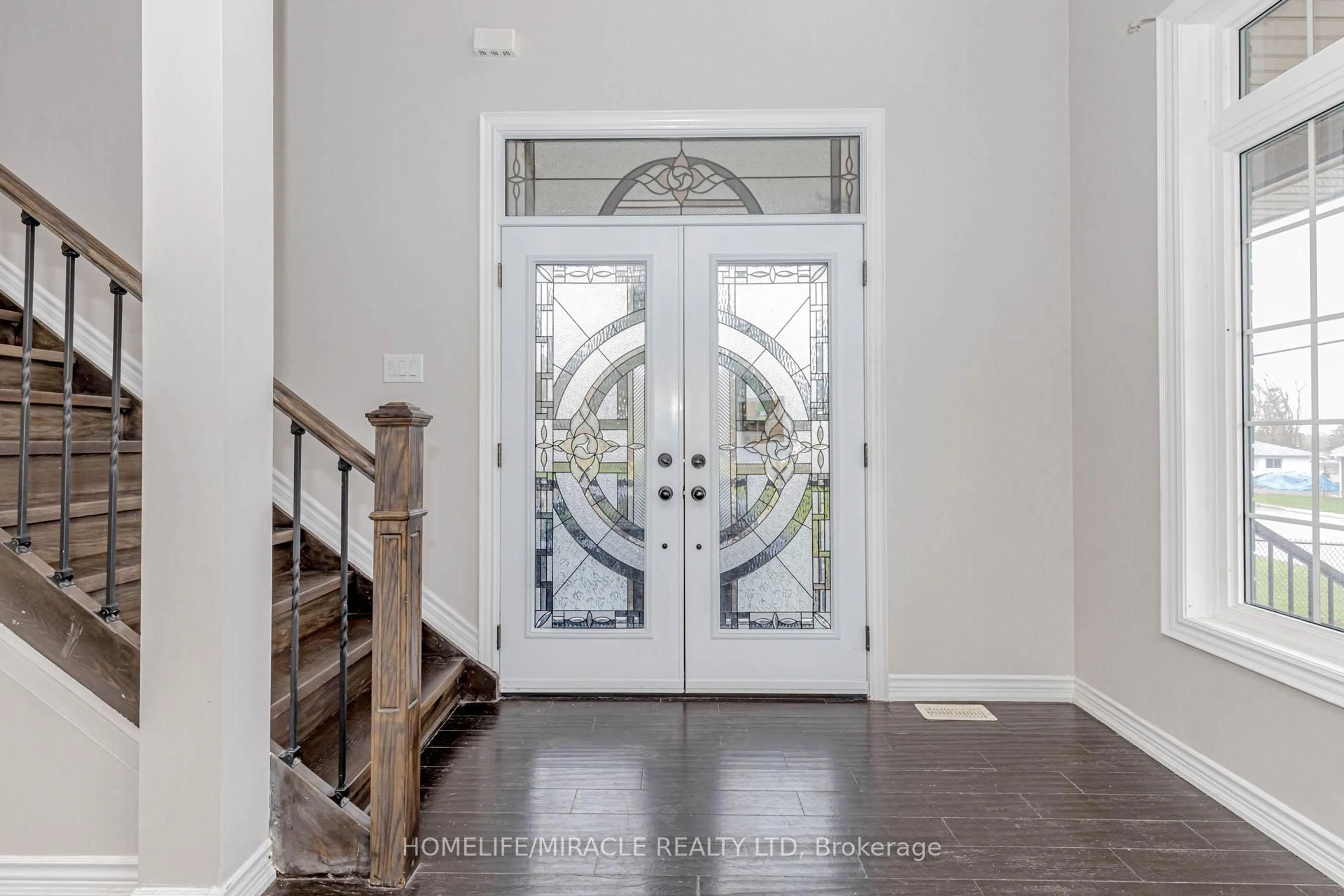 Indoor entryway for 637 Simcoe St, Brock Ontario L0K 1A0