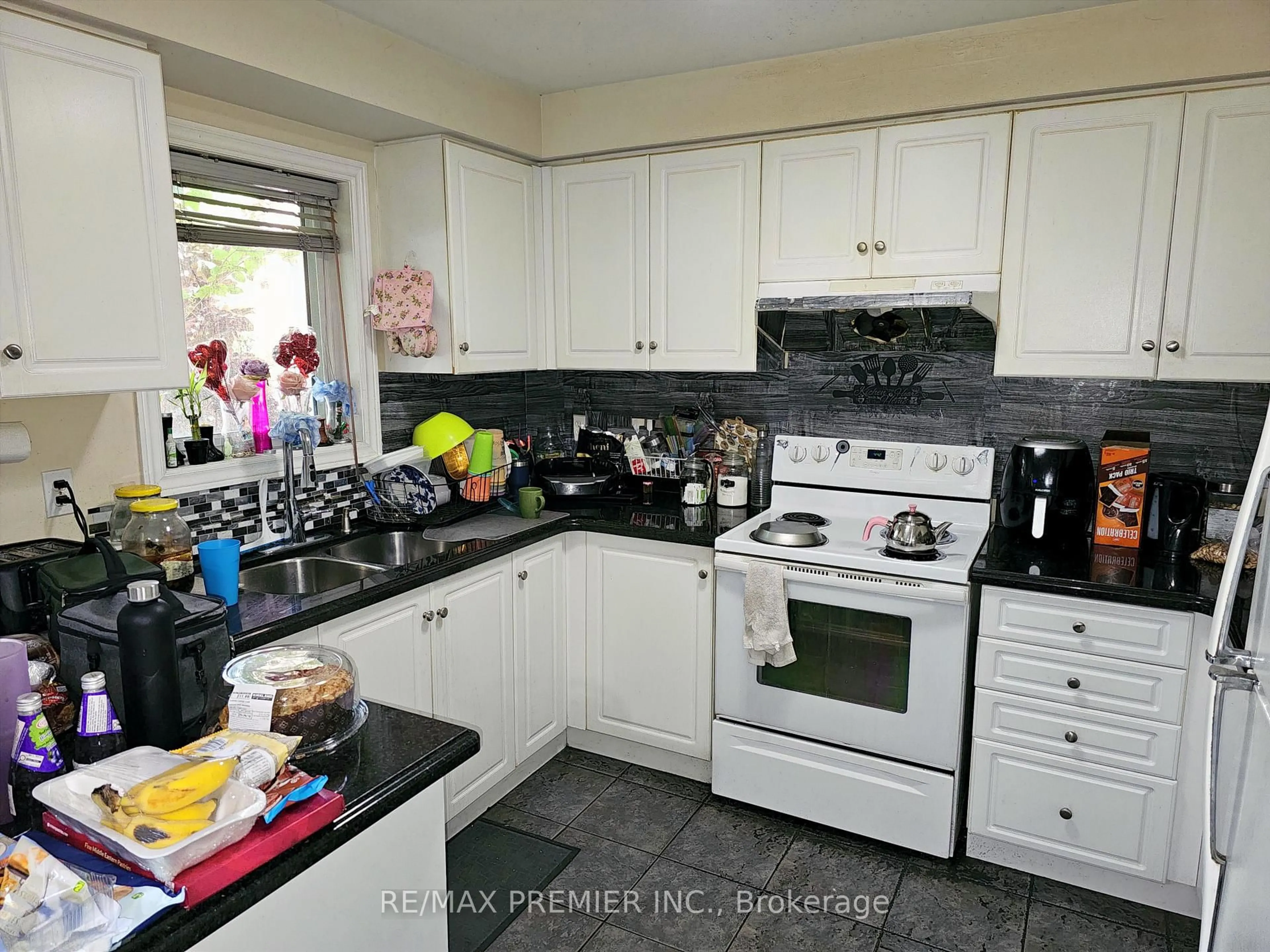 Standard kitchen, ceramic/tile floor for 19 Foxchase Ave #14, Vaughan Ontario L4L 9M9