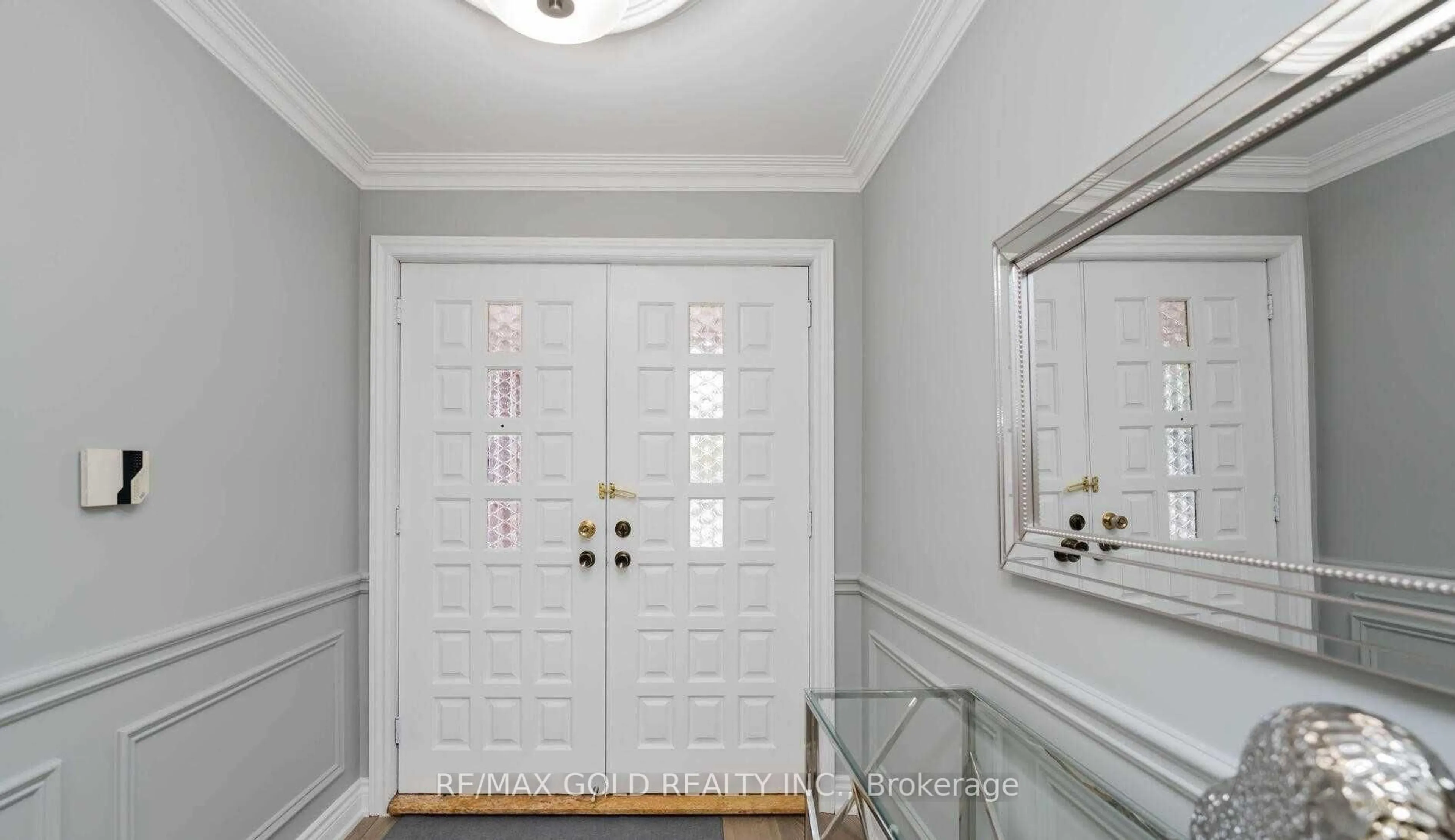 Indoor entryway for 20 Garden Ave, Richmond Hill Ontario L4C 6L9
