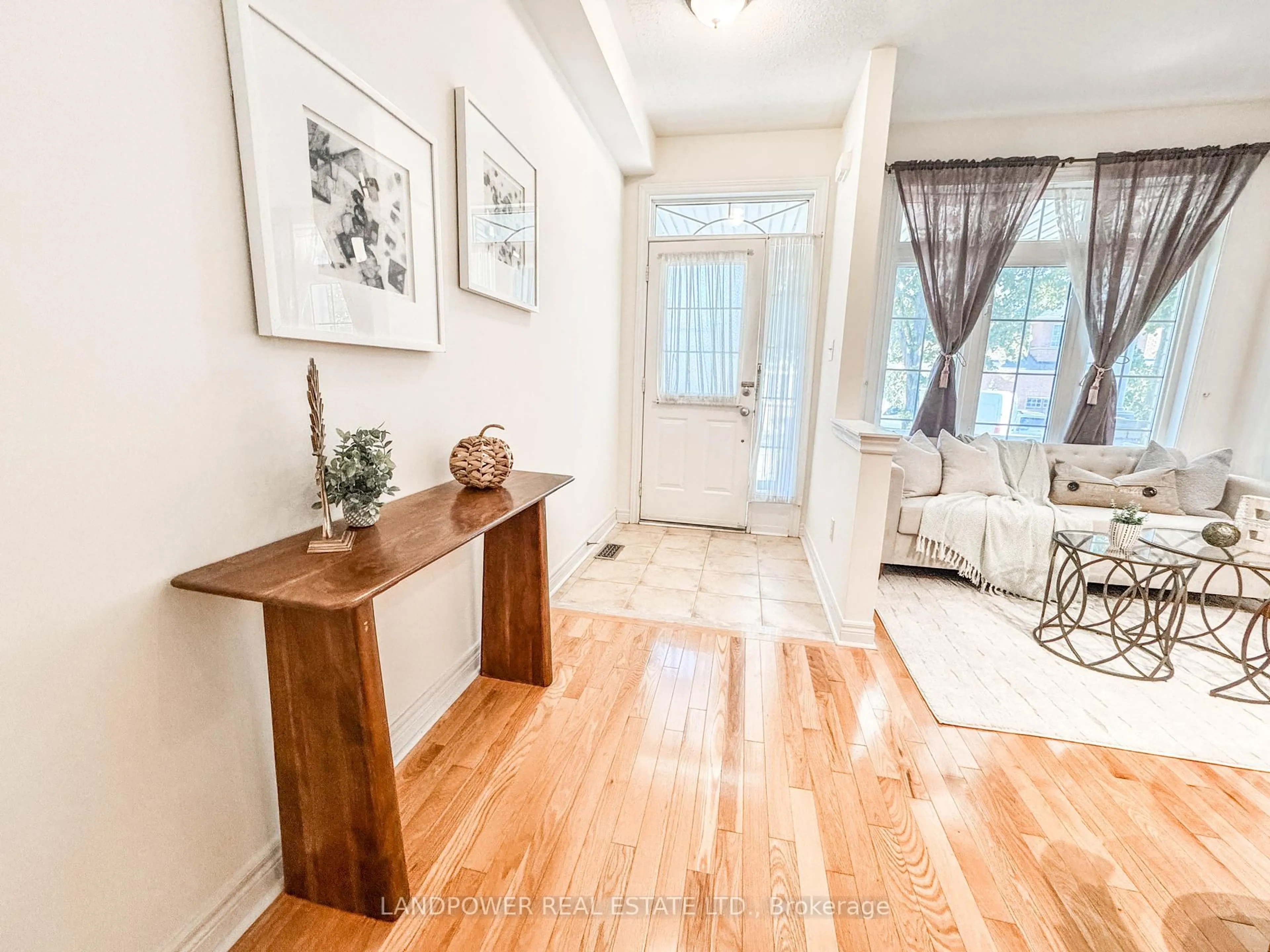 Indoor entryway for 10 Bartlett Rd, Markham Ontario L6C 2Y6