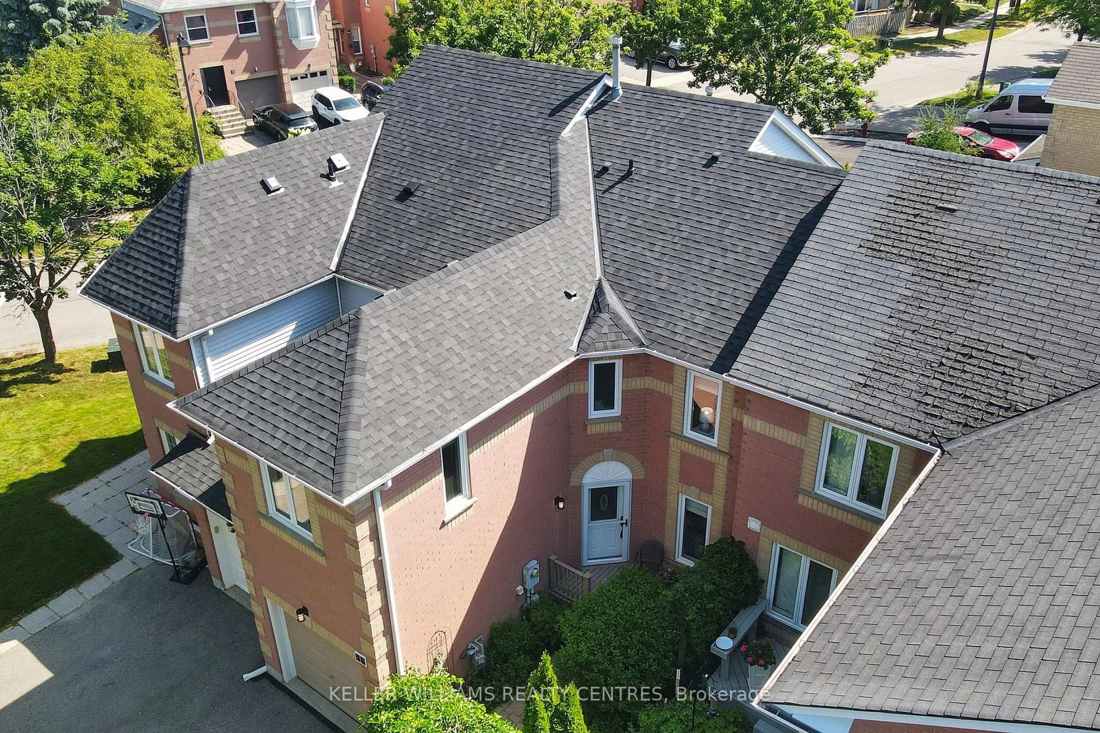 A pic from outside/outdoor area/front of a property/back of a property/a pic from drone, unknown for 42 Covent Cres, Aurora Ontario L4G 6T3