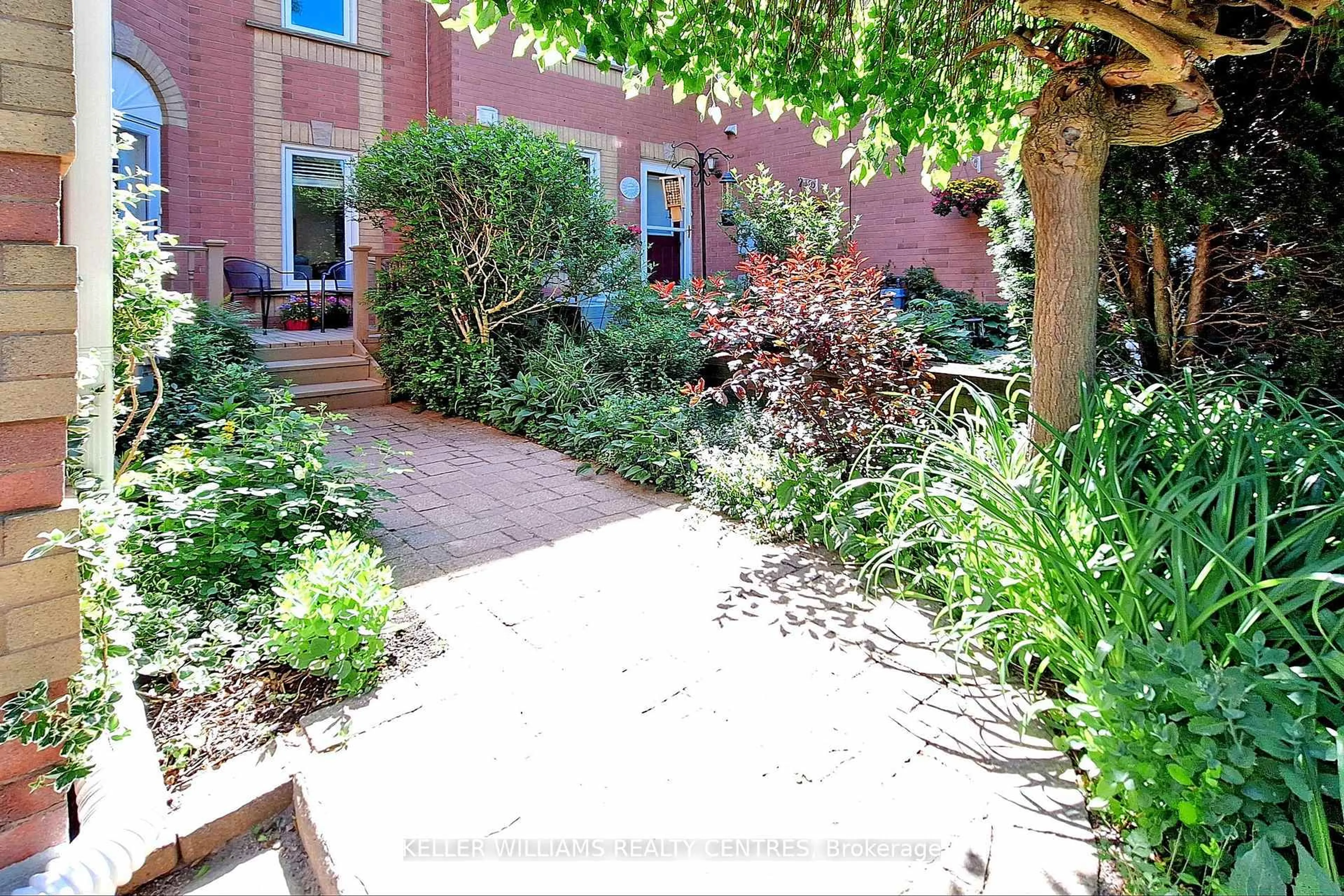 Patio, street for 42 Covent Cres, Aurora Ontario L4G 6T3
