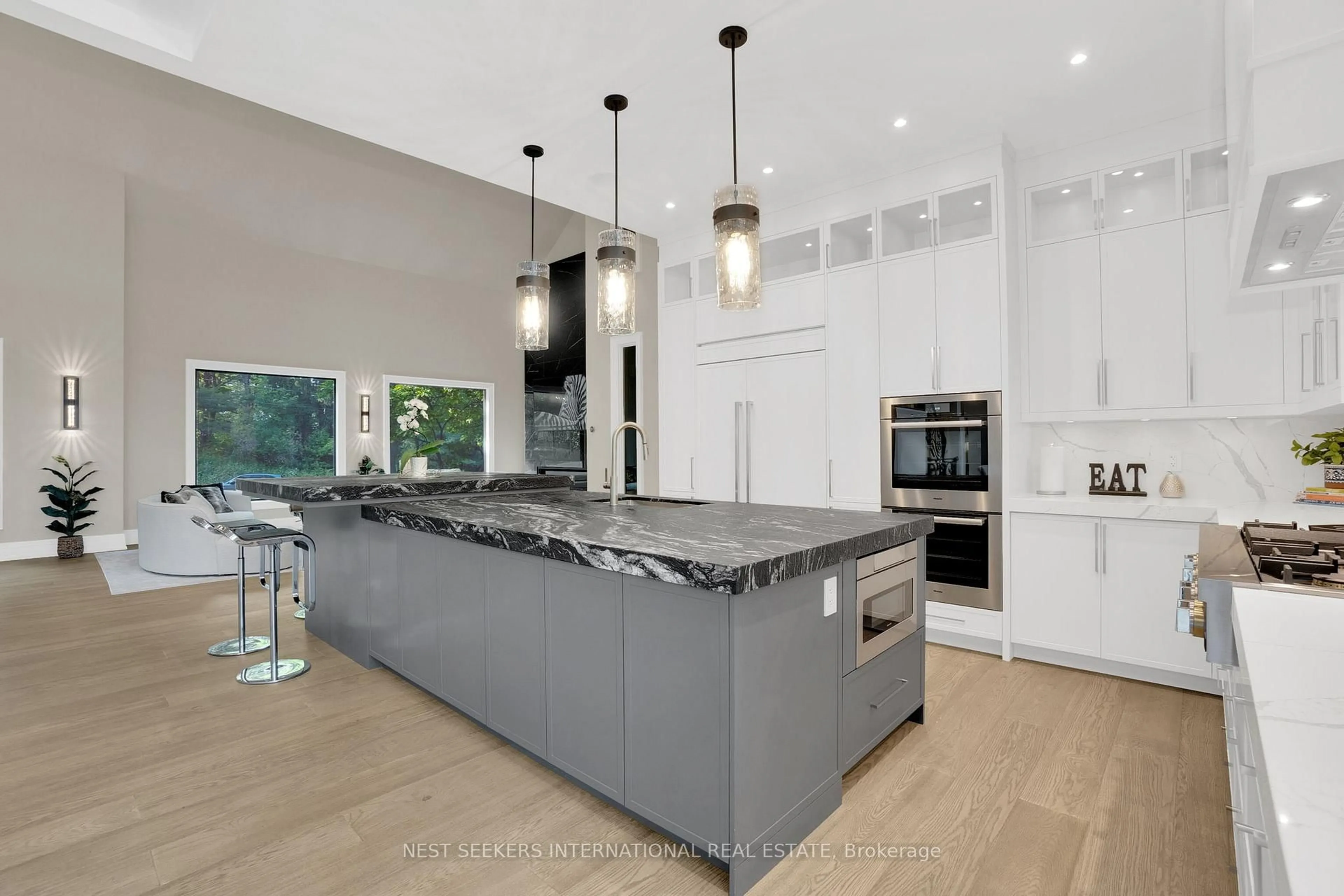 Contemporary kitchen, unknown for 141 Kingscross Dr, King Ontario L7B 1E6