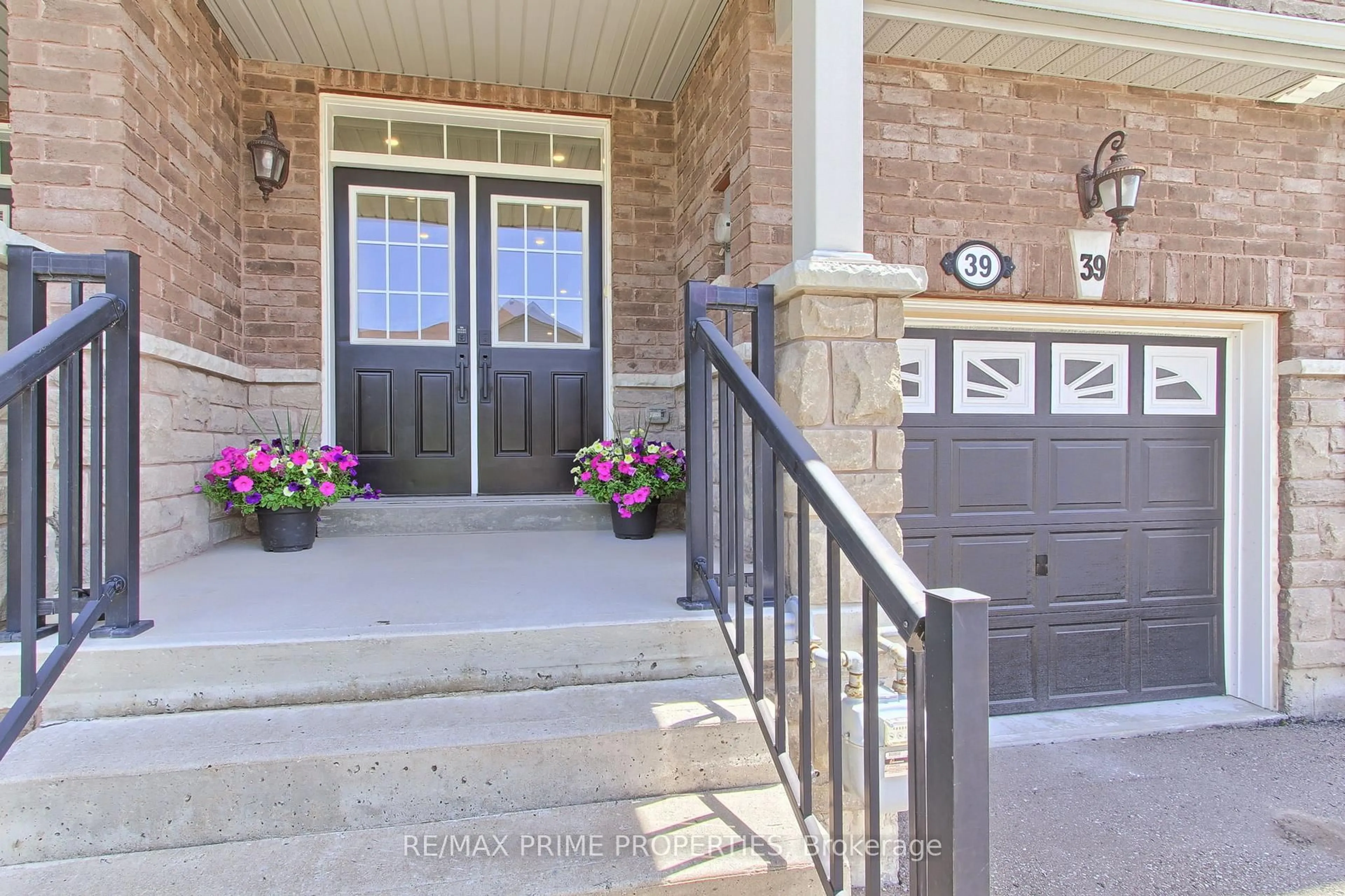 Indoor entryway for 39 Scotia Rd, Georgina Ontario L0E 1R0