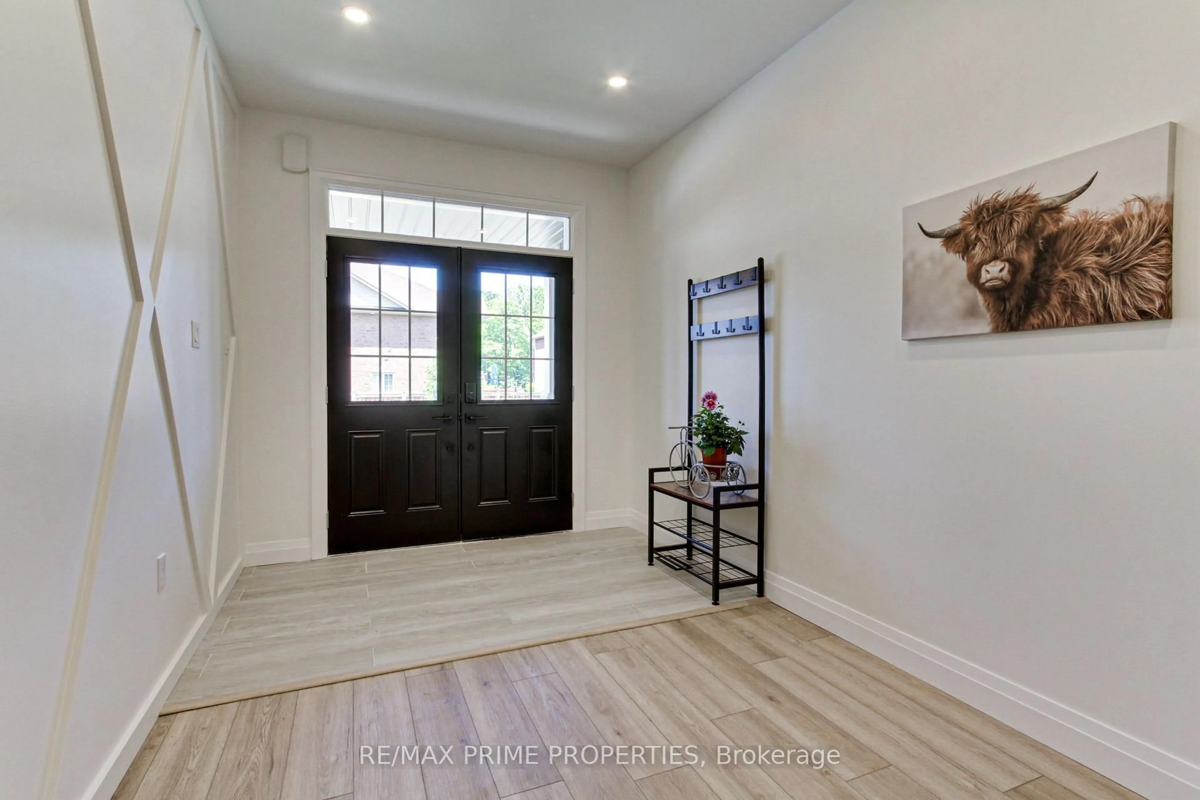 Indoor entryway for 39 Scotia Rd, Georgina Ontario L0E 1R0
